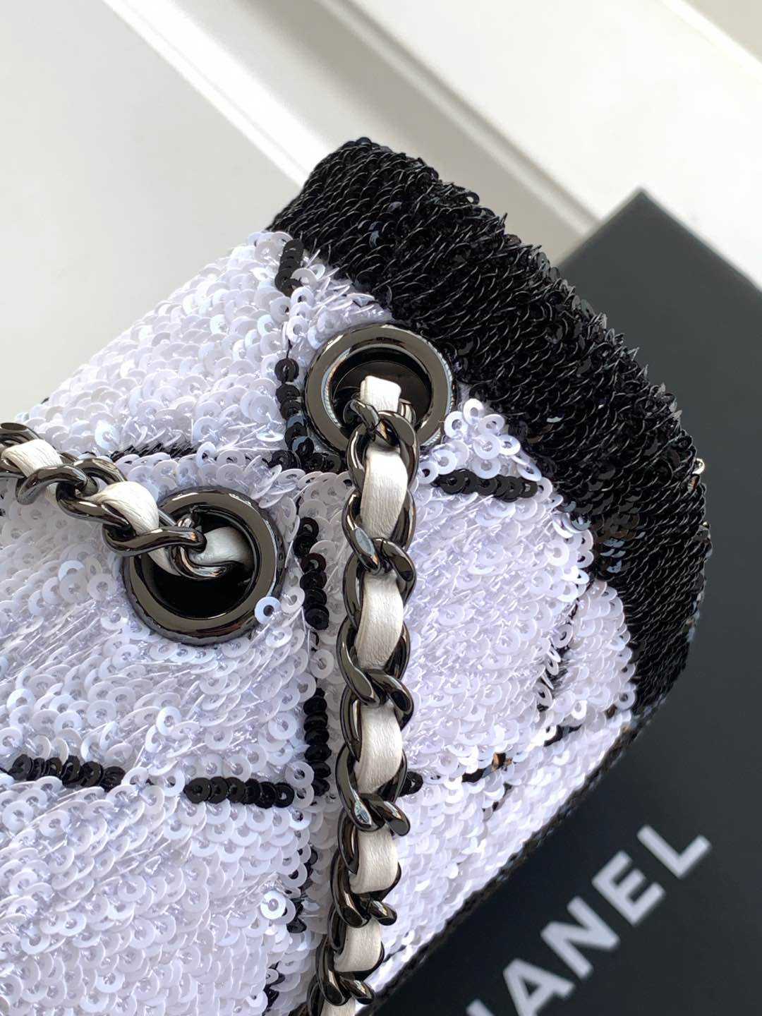 Chanel 24P Beaded BagIt's heartwarming 💗 the white and black plaid really has a springtime meta feel to it! Size 20cmPackage