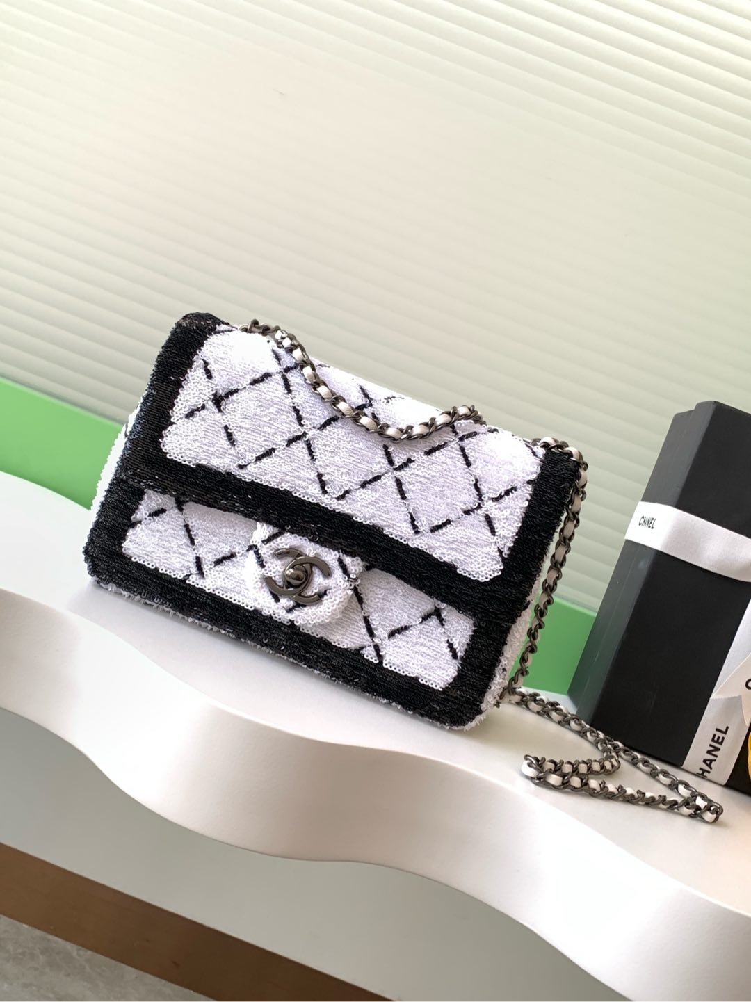 Chanel 24P Beaded BagIt's heartwarming 💗 the white and black plaid really has a springtime meta feel to it! Size 20cmPackage