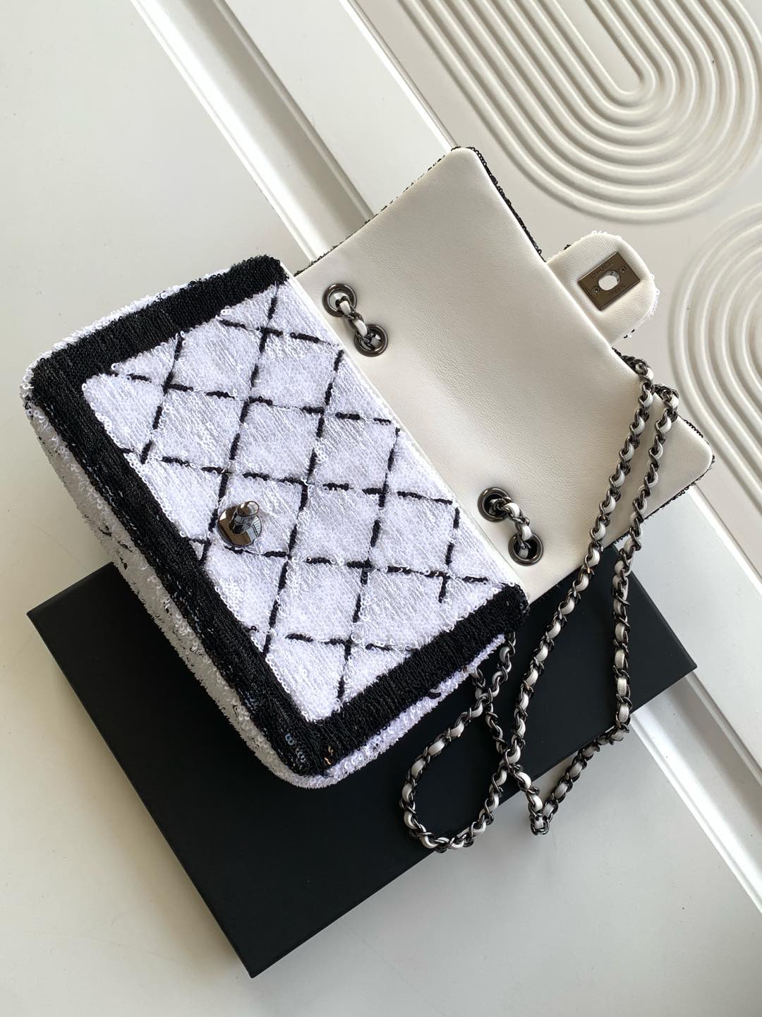 Chanel 24P Beaded BagIt's heartwarming 💗 the white and black plaid really has a springtime meta feel to it! Size 20cmPackage