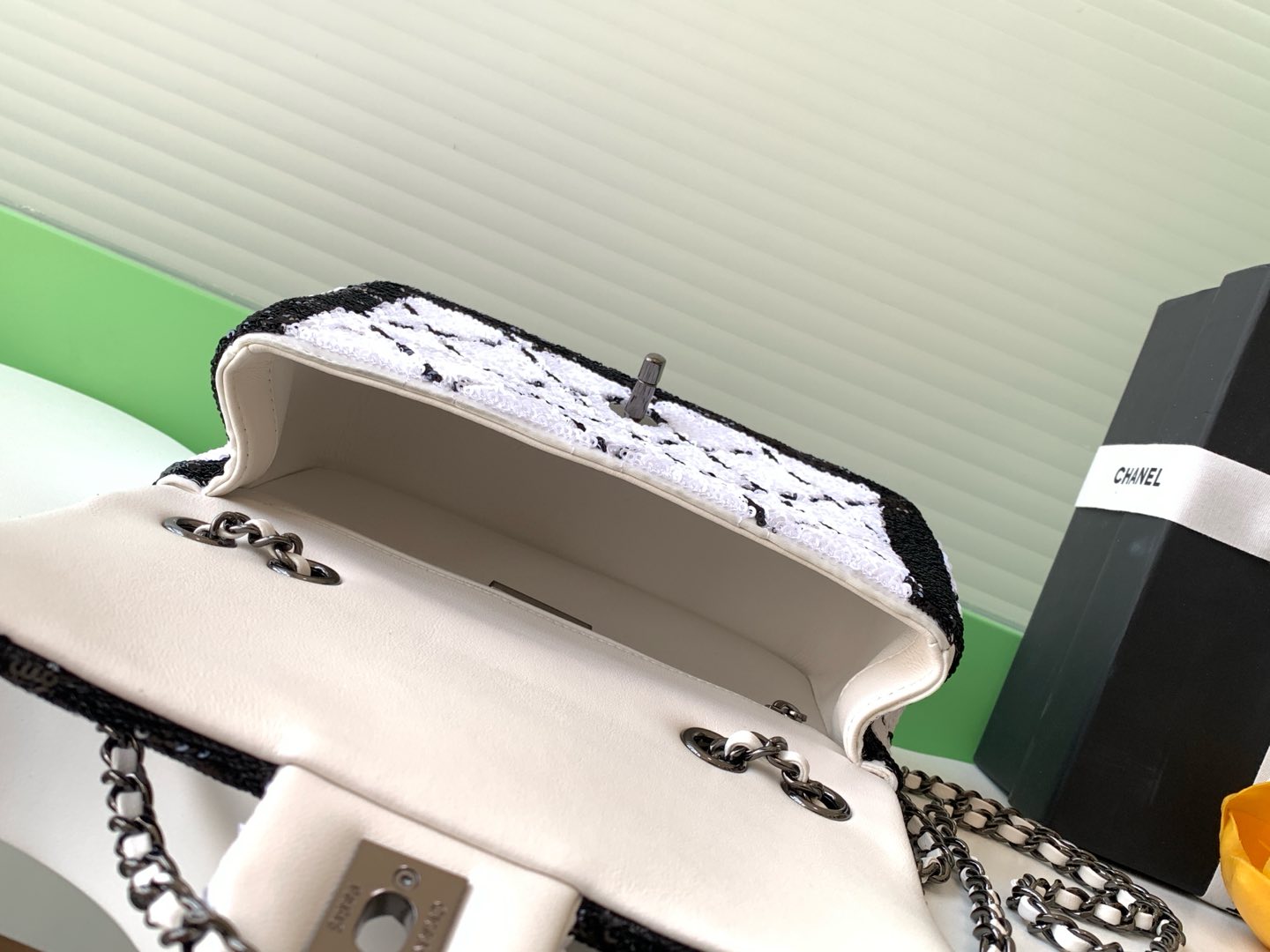 Chanel 24P Beaded BagIt's heartwarming 💗 the white and black plaid really has a springtime meta feel to it! Size 20cmPackage