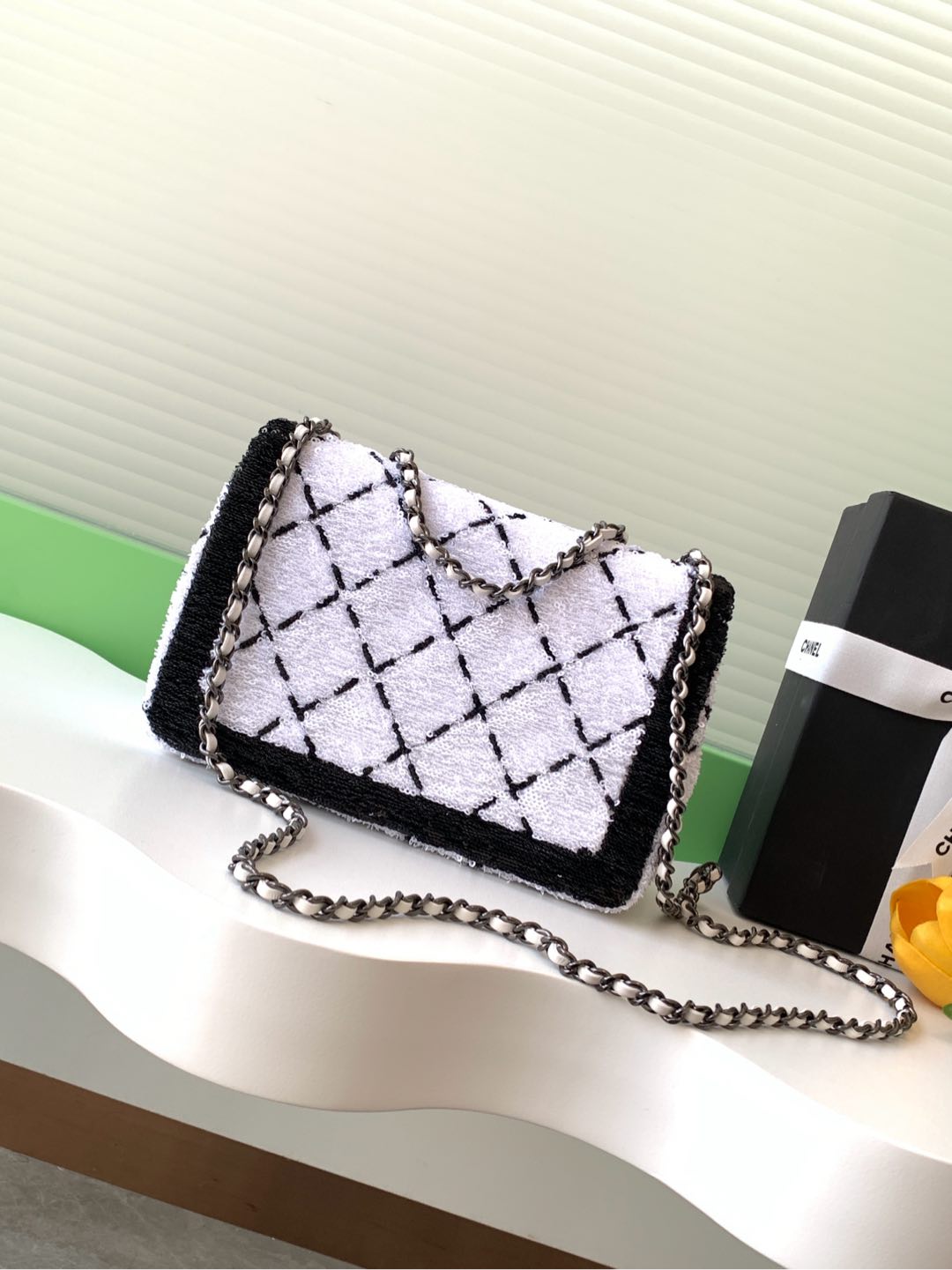 Chanel 24P Beaded BagIt's heartwarming 💗 the white and black plaid really has a springtime meta feel to it! Size 20cmPackage