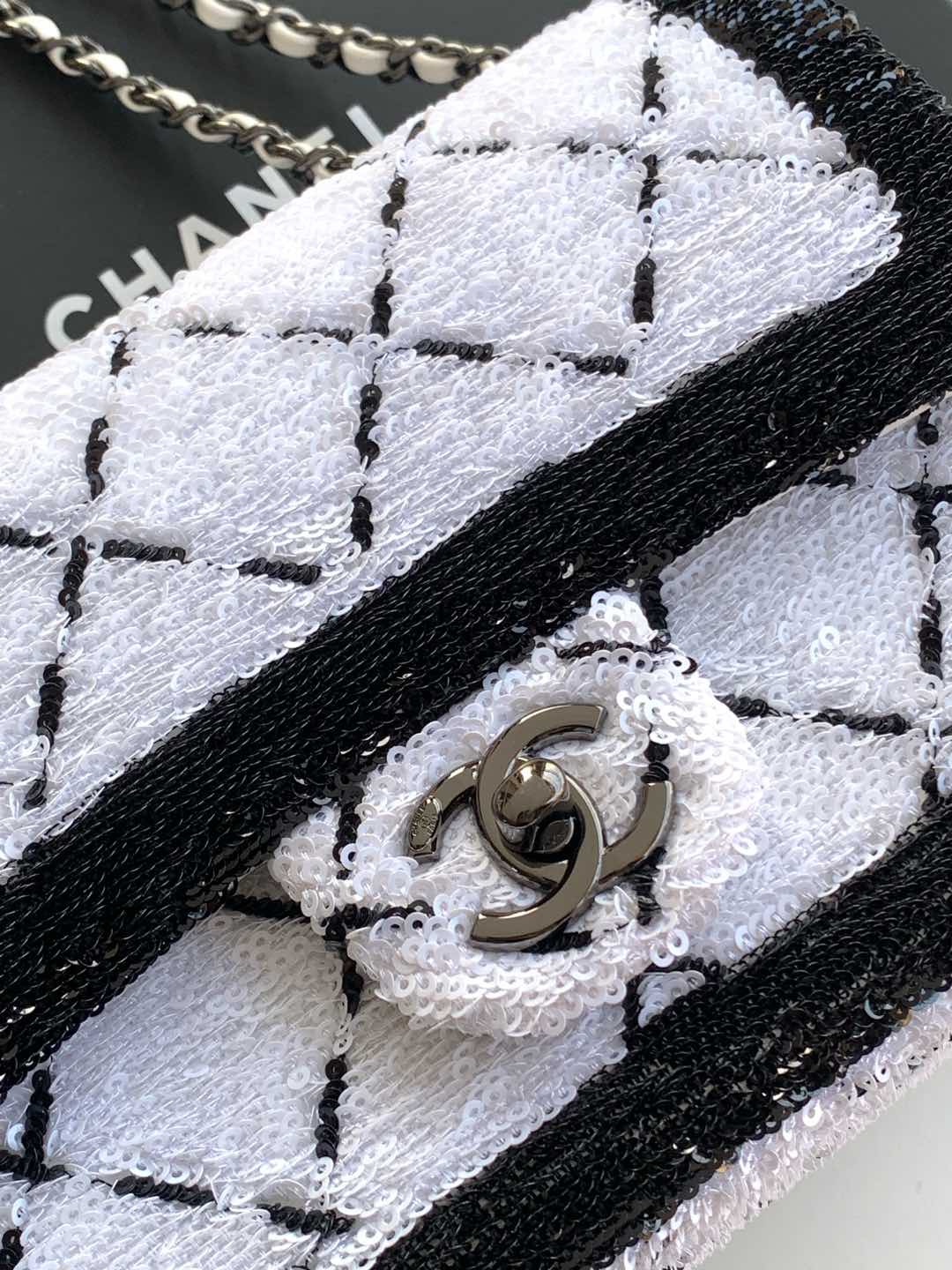 Chanel 24P Beaded BagIt's heartwarming 💗 the white and black plaid really has a springtime meta feel to it! Size 20cmPackage