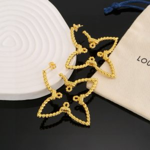P110 LV Iconic LV 四叶草镂空麻花耳环 再以 Monclerogram 花卉注入雅致格调无论单独佩戴或搭配同款手饰 均可释放柔美气息耳钉-高仿包包