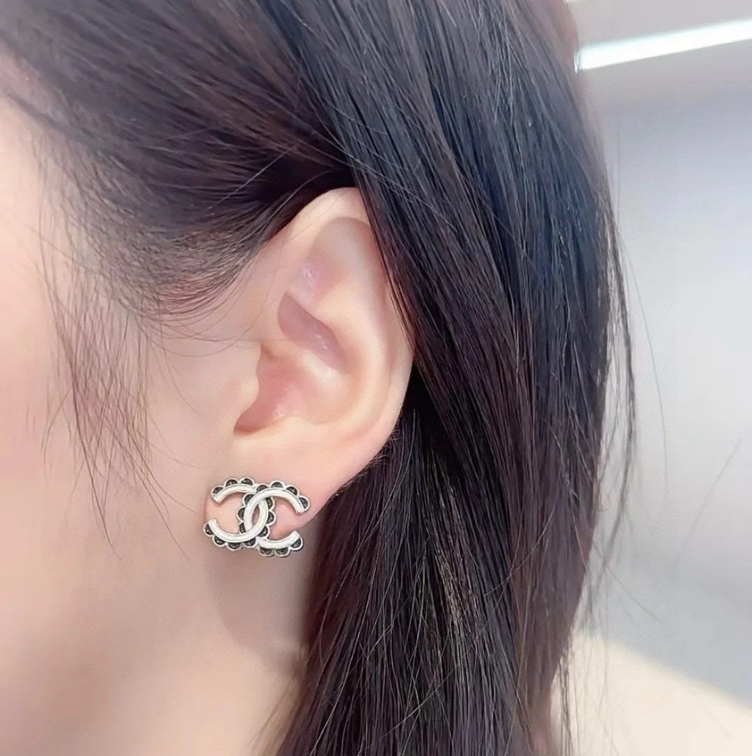 图片[6]-P90 香奈儿耳环 紧追潮流早春耳钉🌟🌟 不管你是圆脸还是长脸拆下自己配系有意想不到的惊喜修饰脸型利器大牌的设计每款都匪夷所思总有想不到的灵感 耳钉-高仿包包