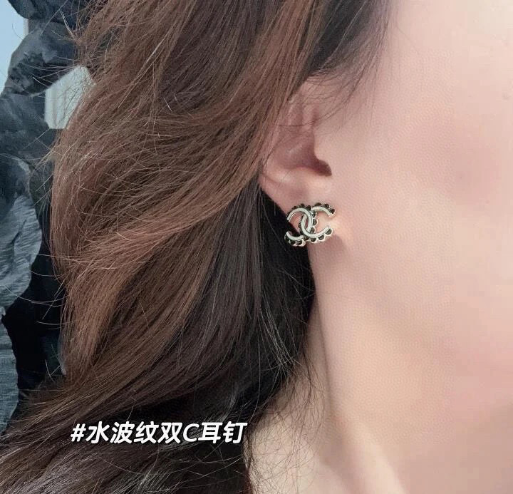 图片[3]-P90 香奈儿耳环 紧追潮流早春耳钉🌟🌟 不管你是圆脸还是长脸拆下自己配系有意想不到的惊喜修饰脸型利器大牌的设计每款都匪夷所思总有想不到的灵感 耳钉-高仿包包