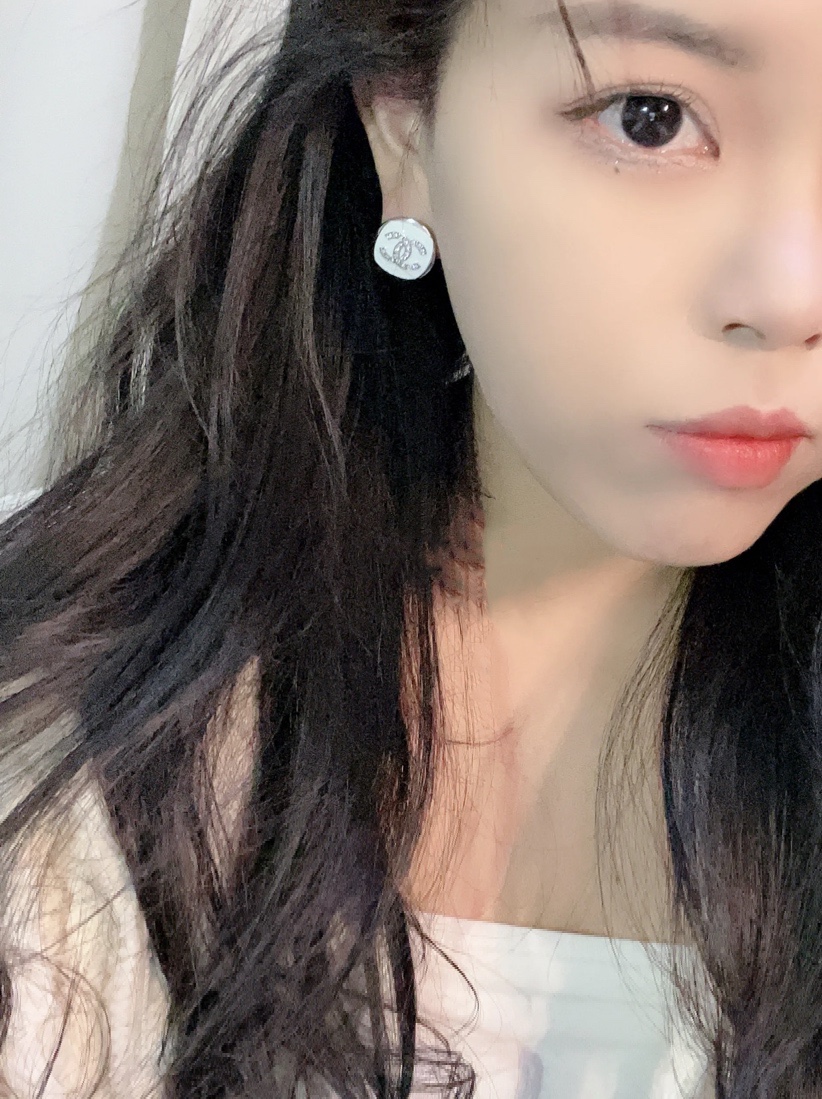 p100 code of the day e2940 0247820🛍 chanel stud earrings hot off the press!😎CHAN 25 Silver White Enamel Double C Square Stud Earrings🤓Silver white enamel color scheme is refreshingly casual 😎The proper Chanel style sky dish🤩The square shape is very cute with a silver full diamond double c in the center simple and with a little unique detailing texture😻It is suitable for both important occasions and daily wear.