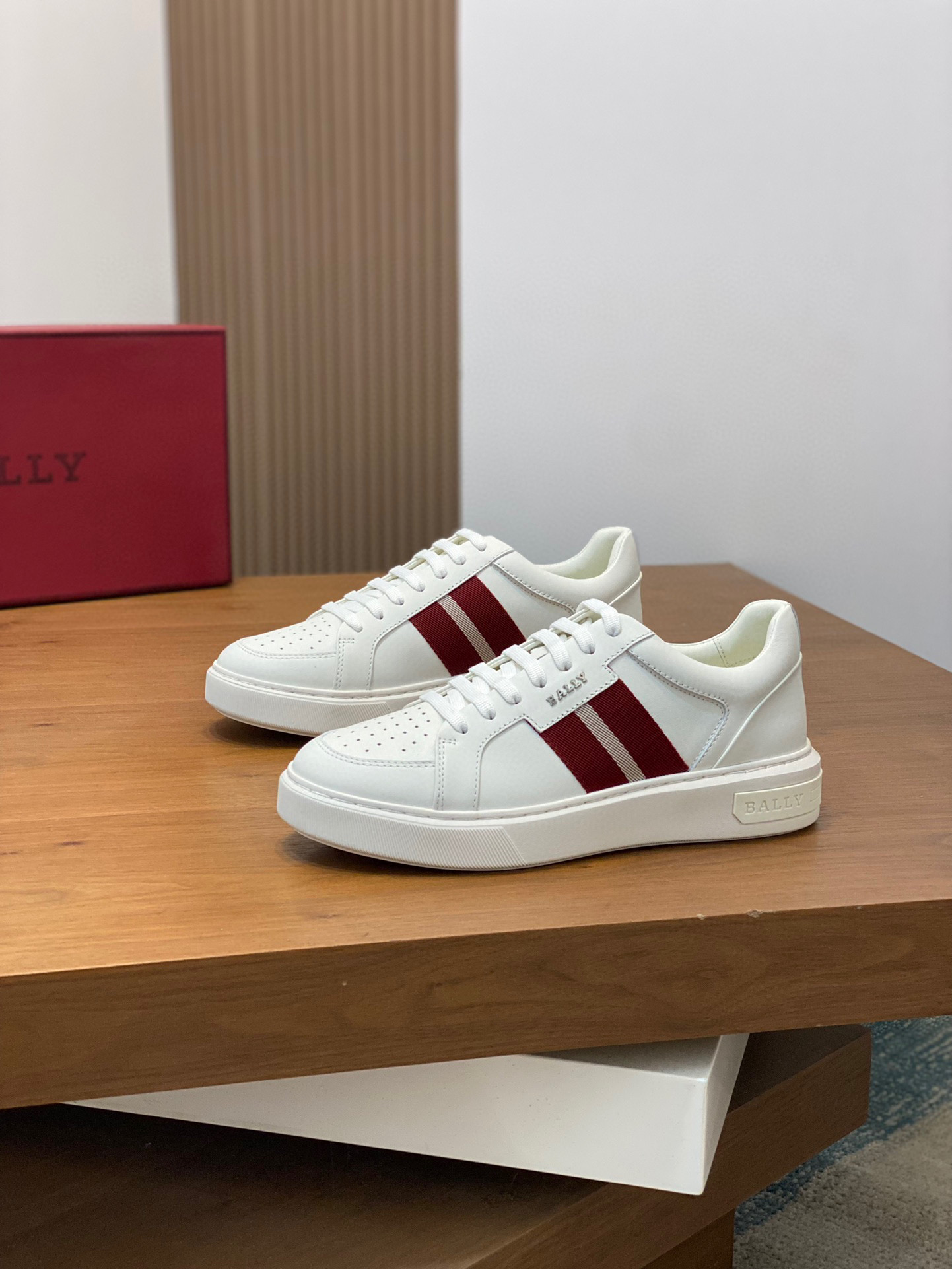 图片[3]-P960 BALLY 经典时尚休闲运动板鞋 流畅型线条 轻柔小牛皮加博柏利专用五金小字粒 侧边巴利特供支带EVA轻质橡胶外贴TPU 条纹防滑大底最高版本品质 超舒适型男鞋：39 40 41 42 43 44-高仿包包