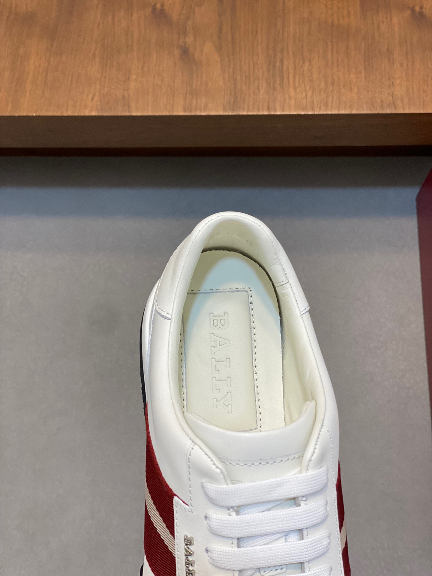 图片[7]-P960 Bally/巴利 男士皮革织物运动鞋
这款运动鞋采用小牛皮和科技织物制成点缀鳄鱼压纹皮革撞色效果两侧饰以博柏利经典三色织带装饰外侧带金属Bally品牌标志牛皮织物内里压纹徽标小牛皮垫脚舒适透气性能极佳搭配EVA轻质橡胶外贴TPU凸纹防滑大底款式经典耐看质感可见配原盒包装！
码数：39-40-41-42-43-44 标准皮鞋尺码-高仿包包