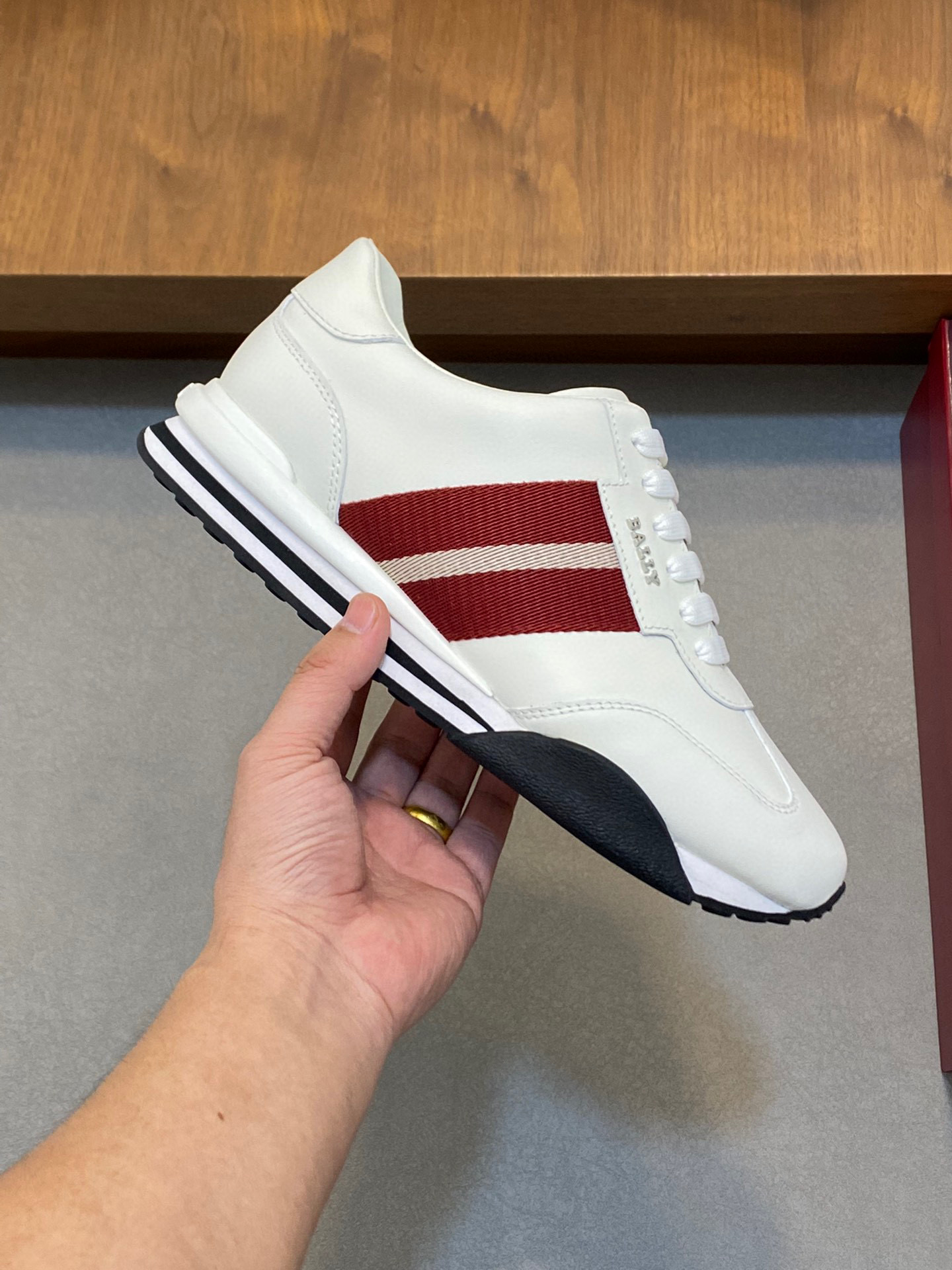 图片[4]-P960 Bally/巴利 男士皮革织物运动鞋
这款运动鞋采用小牛皮和科技织物制成点缀鳄鱼压纹皮革撞色效果两侧饰以博柏利经典三色织带装饰外侧带金属Bally品牌标志牛皮织物内里压纹徽标小牛皮垫脚舒适透气性能极佳搭配EVA轻质橡胶外贴TPU凸纹防滑大底款式经典耐看质感可见配原盒包装！
码数：39-40-41-42-43-44 标准皮鞋尺码-高仿包包