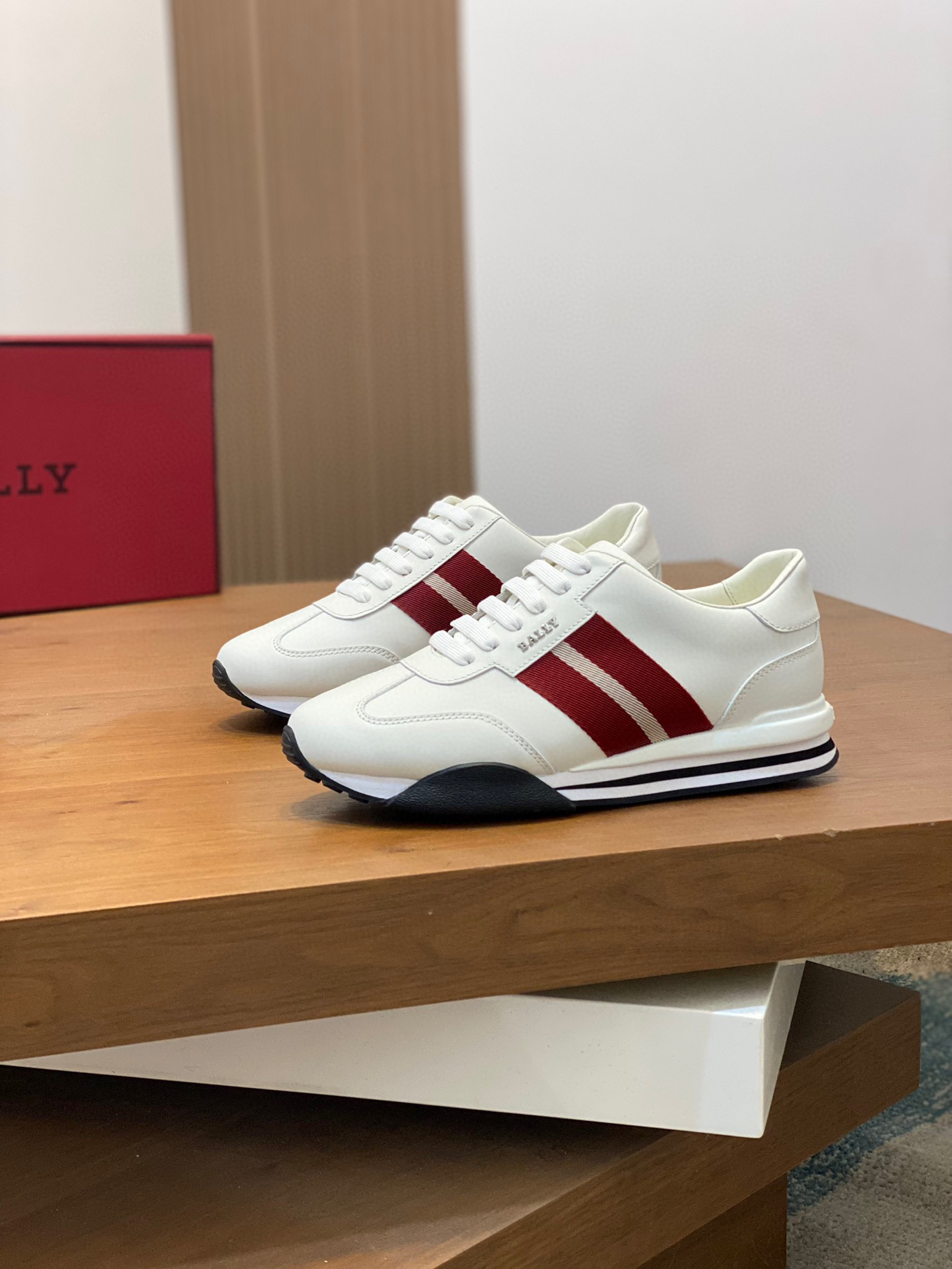 图片[3]-P960 Bally/巴利 男士皮革织物运动鞋
这款运动鞋采用小牛皮和科技织物制成点缀鳄鱼压纹皮革撞色效果两侧饰以博柏利经典三色织带装饰外侧带金属Bally品牌标志牛皮织物内里压纹徽标小牛皮垫脚舒适透气性能极佳搭配EVA轻质橡胶外贴TPU凸纹防滑大底款式经典耐看质感可见配原盒包装！
码数：39-40-41-42-43-44 标准皮鞋尺码-高仿包包
