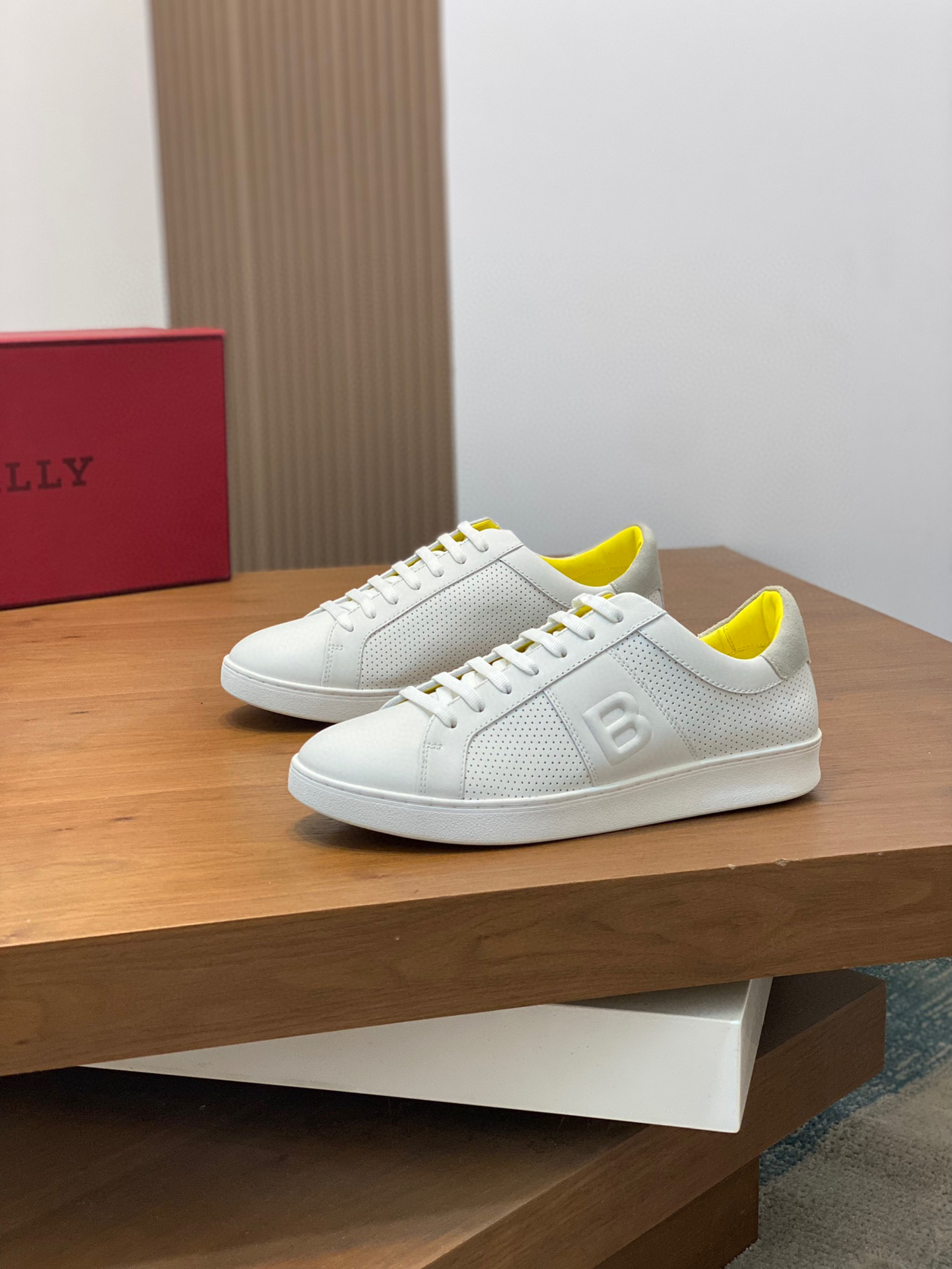 图片[3]-P920 BALLY 全新旅游系列男士休闲运动鞋鞋面采用冲孔设计侧边经典品牌标识 原香味 橡胶鞋底 携手奥斯卡影帝阿德里安 布劳迪 共同呈献 经典运动小白鞋 码数39 40 41 42 43 44-高仿包包