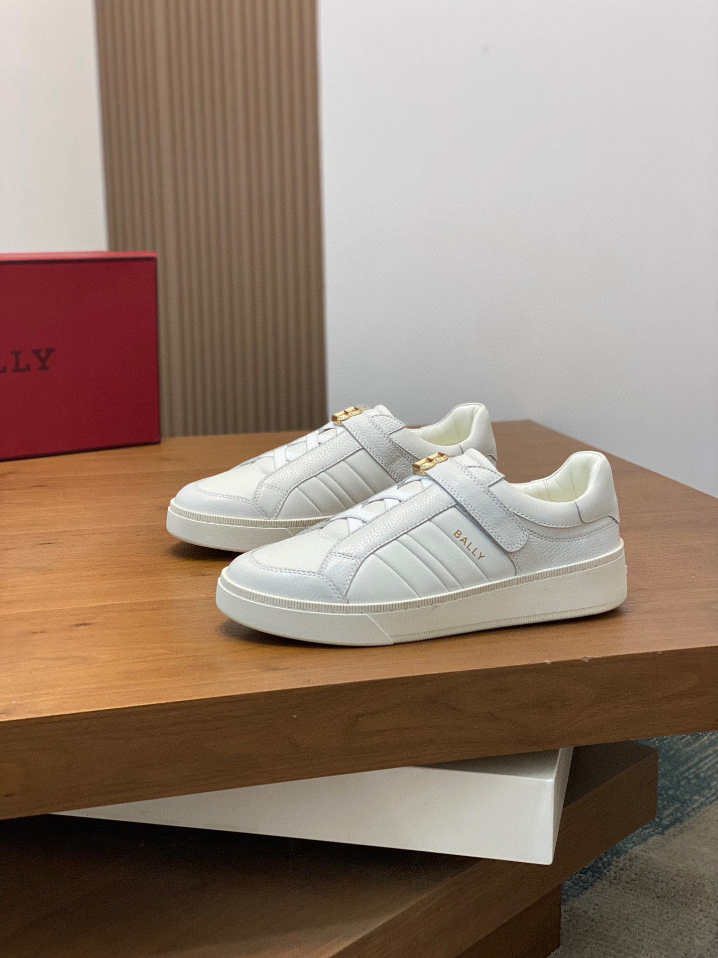 图片[3]-P960 BALLY RAISE休闲运动板鞋 高工艺细节   进口牛面皮+荔枝纹 魔术贴饰巴利特供专用最新浅金色活动B字扣 采用纤薄清淡原香味 螺旋式条纹防滑橡胶大底柔软韧性强 越穿越舒适 侧边品牌stripe搭配立体字母标志 领先专柜上市款    码数39 40 41 42 43 44-高仿包包
