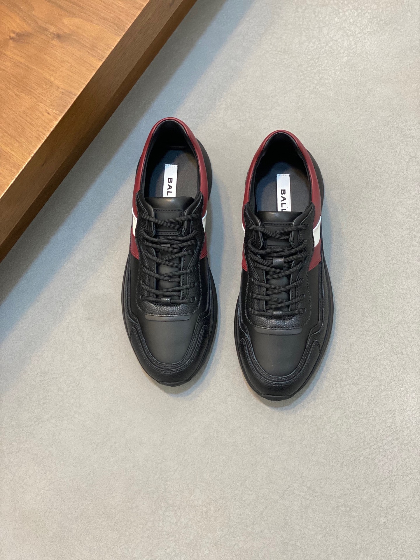P960 BALLY 休闲运动 Outine系列官网同步最新上市 高品质 高工艺流畅型线条细节精致剪裁 鞋面采用多种材质搭配而成 侧身电绣加后跟经典条纹支带  配以轻盈Vibram Megagrip鞋底 中底布结构结合Zeoge鞋垫确保鞋履保持出众性能轻松适应潮湿及干燥地面 男款39  40  41  42  43  44-高仿包包