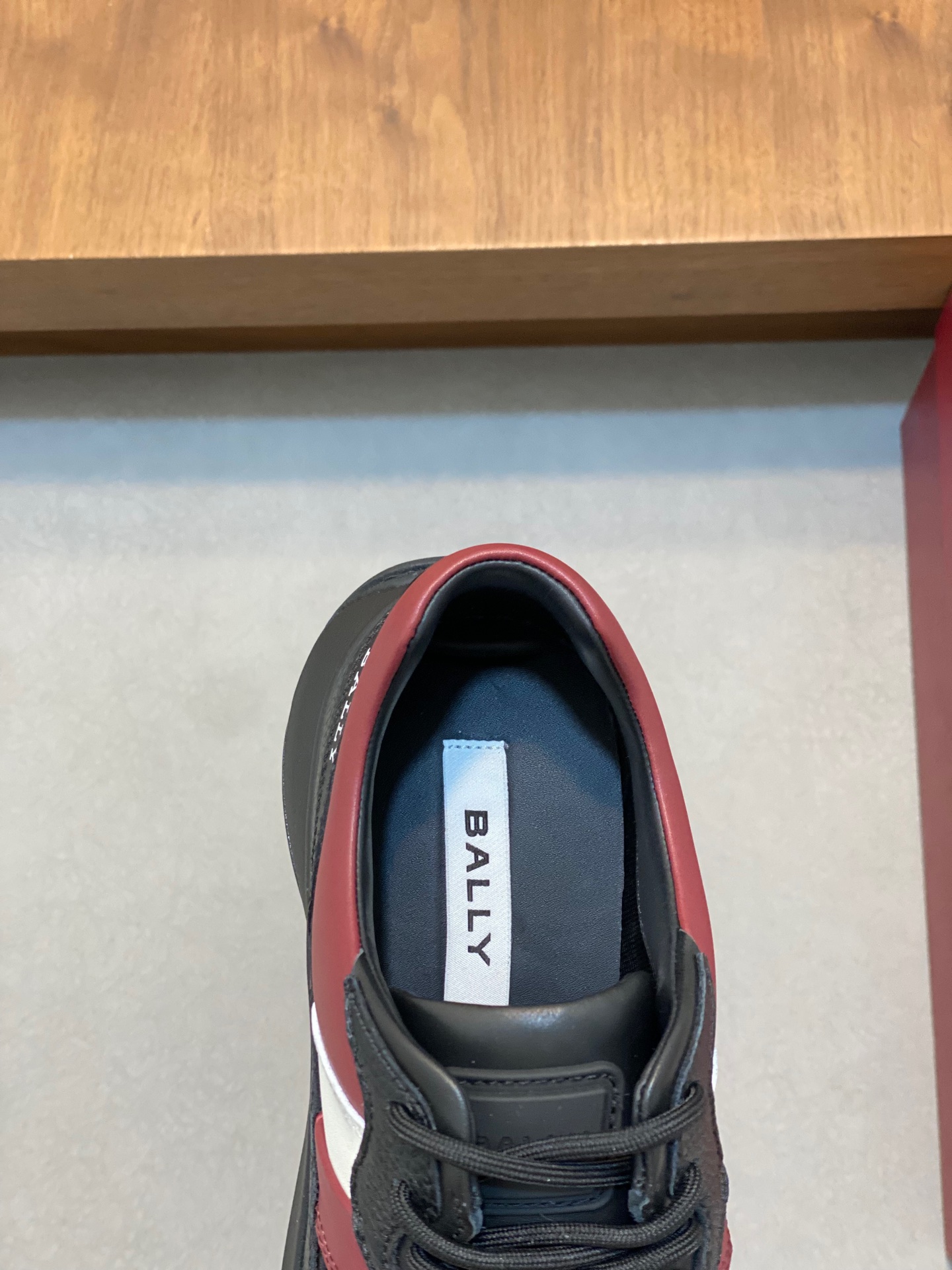 图片[7]-P960 BALLY 休闲运动 Outine系列官网同步最新上市 高品质 高工艺流畅型线条细节精致剪裁 鞋面采用多种材质搭配而成 侧身电绣加后跟经典条纹支带  配以轻盈Vibram Megagrip鞋底 中底布结构结合Zeoge鞋垫确保鞋履保持出众性能轻松适应潮湿及干燥地面 男款39  40  41  42  43  44-高仿包包
