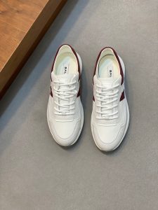 P960 BALLY 休闲运动 Outine系列官网同步最新上市 高品质 高工艺流畅型线条细节精致剪裁 鞋面采用多种材质搭配而成 侧身电绣加后跟经典条纹支带  配以轻盈Vibram Megagrip鞋底 中底布结构结合Zeoge鞋垫确保鞋履保持出众性能轻松适应潮湿及干燥地面 男款39  40  41  42  43  44-高仿包包
