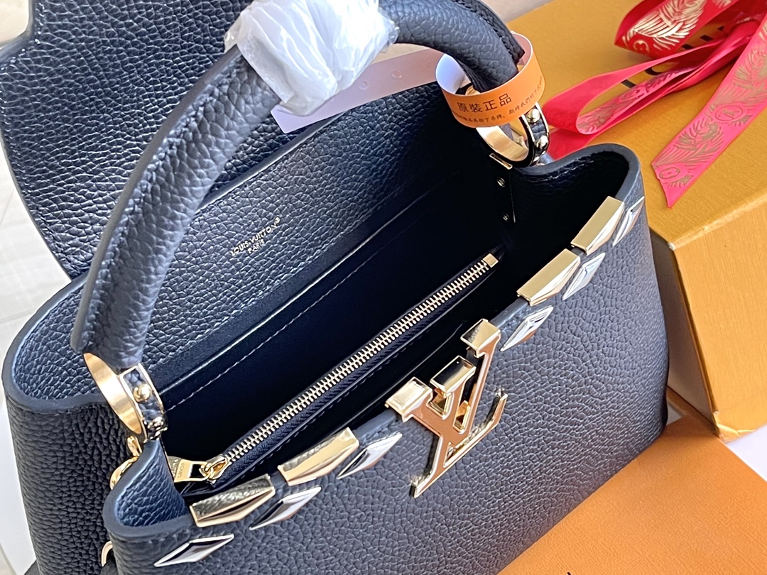 图片[9]-P2400 LV M12135 小号 花冠黑色金扣 CapucinesBB手袋本季讲述全新的Capucines故事精致的金属色Monclerogram花卉饰带使此款经典手袋散发出更加柔美的气质精致的白色包身搭配金色花冠装饰优雅而实用
详细特征27.0 x 18.0 x 9.0 cm-高仿包包