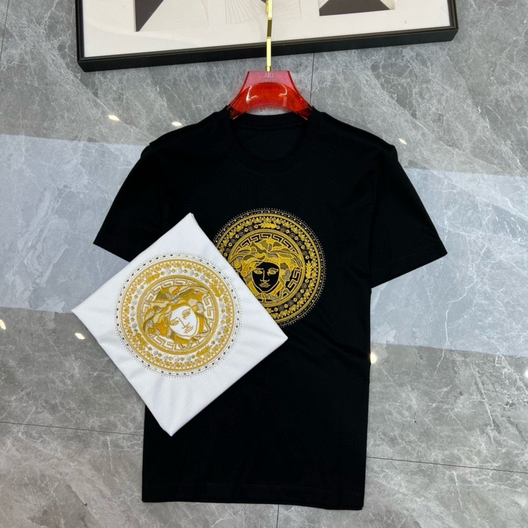 图片[9]-P360 VER范思哲  2025早春首发 双丝光圆领短袖T恤 胸前品牌logo重工设计 高端订制 设计前卫！ 定制面料.手感柔软.穿着舒适.专柜级别精致车线.做工精细.上身效果无敌帅气！型男必备单品！码数：M-4XL（175 140斤穿L修身 最大穿200斤）-高仿包包