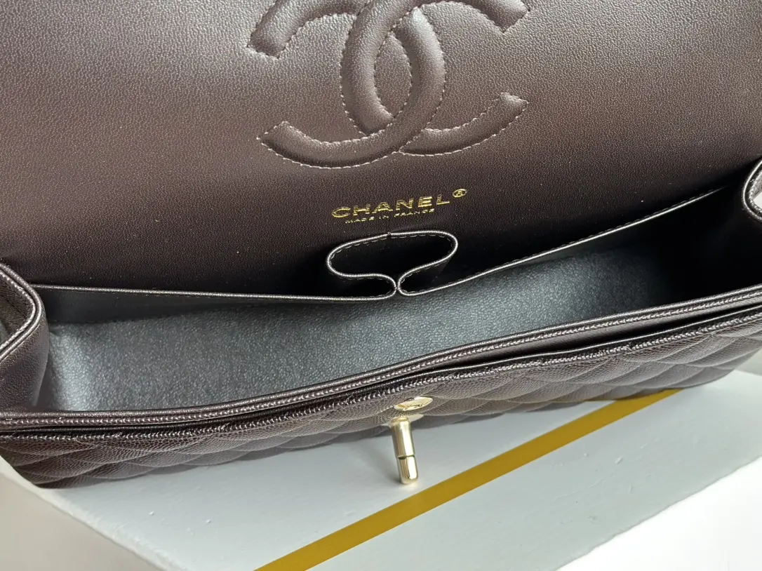 Picture [9]-Chanel Cf dark brown full name Classic Flao Size: 15.5*25.5*6.5cm Leather: original Haas fine ball caviar Hardware: 24K light gold plating The classic CF is to have the charm of the people fall in love with at first sight wherever you go is the movement of the elegant label Pure white color exudes the elegant and skilful goddess paradigm with the gold buckle exquisite luxury can be called a manual The first to see the choice of luxury goods to start Oh ~ 1112 - high imitation bags