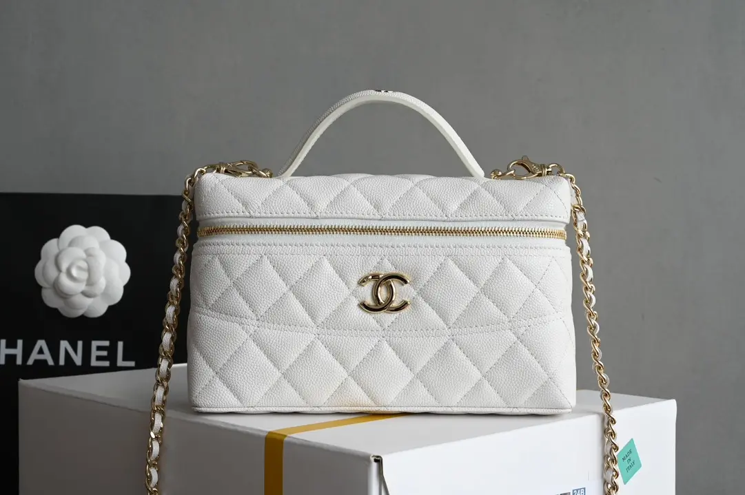 Chanel 25C白色盒子手拿包 
新元素设计的一款链条手拿包
腰身线条感犹如艺术品让人一见倾心
独特时尚韵味简直优雅至极啦〰️
更是拍照神器可甜可酷完美体现

五金：厚镀𝟣𝟦𝗄淡金扣
皮料：𝗂𝗆𝗉𝖺𝗅𝖺”三只羊”小球
尺寸：𝟣𝟩*𝟣𝟫.𝟧*𝟧 𝖼𝗆-高仿包包