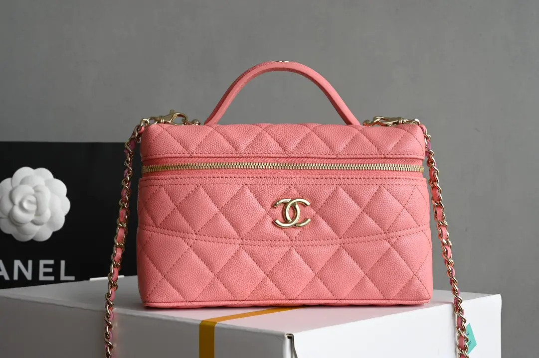 Chanel 25C粉色盒子手拿包 
新元素设计的一款链条手拿包
腰身线条感犹如艺术品让人一见倾心
独特时尚韵味简直优雅至极啦〰️
更是拍照神器可甜可酷完美体现

五金：厚镀𝟣𝟦𝗄淡金扣
皮料：𝗂𝗆𝗉𝖺𝗅𝖺”三只羊”小球
尺寸：𝟣𝟩*𝟣𝟫.𝟧*𝟧 𝖼𝗆-高仿包包