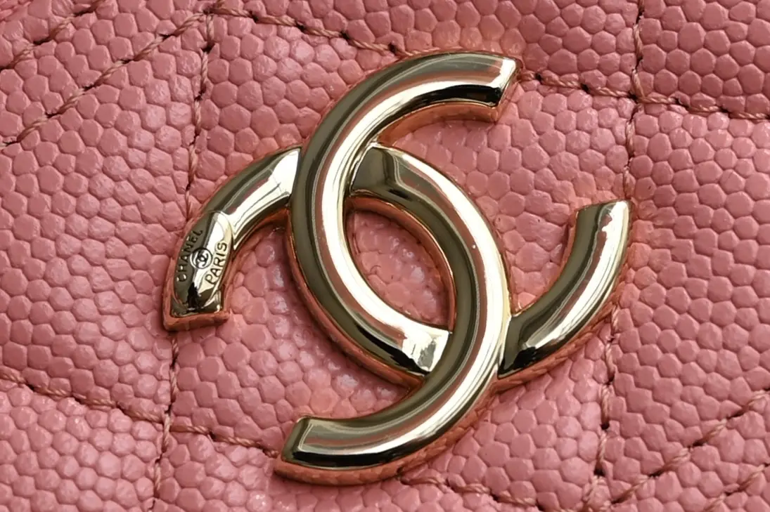 图片[6]-Chanel 25C粉色盒子手拿包 
新元素设计的一款链条手拿包
腰身线条感犹如艺术品让人一见倾心
独特时尚韵味简直优雅至极啦〰️
更是拍照神器可甜可酷完美体现

五金：厚镀𝟣𝟦𝗄淡金扣
皮料：𝗂𝗆𝗉𝖺𝗅𝖺”三只羊”小球
尺寸：𝟣𝟩*𝟣𝟫.𝟧*𝟧 𝖼𝗆-高仿包包