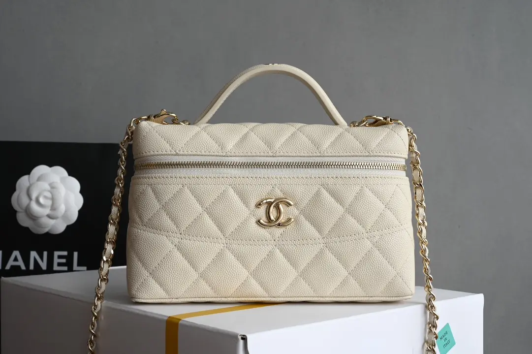 Chanel 25C米白色盒子手拿包 浅杏色
新元素设计的一款链条手拿包🆒
腰身线条感犹如艺术品让人一见倾心
独特时尚韵味简直优雅至极啦〰️
📷更是拍照神器可甜可酷完美体现✨

五金：厚镀𝟣𝟦𝗄淡金扣
皮料：𝗂𝗆𝗉𝖺𝗅𝖺”三只羊”小球
尺寸：𝟣𝟩*𝟣𝟫.𝟧*𝟧 𝖼𝗆-高仿包包