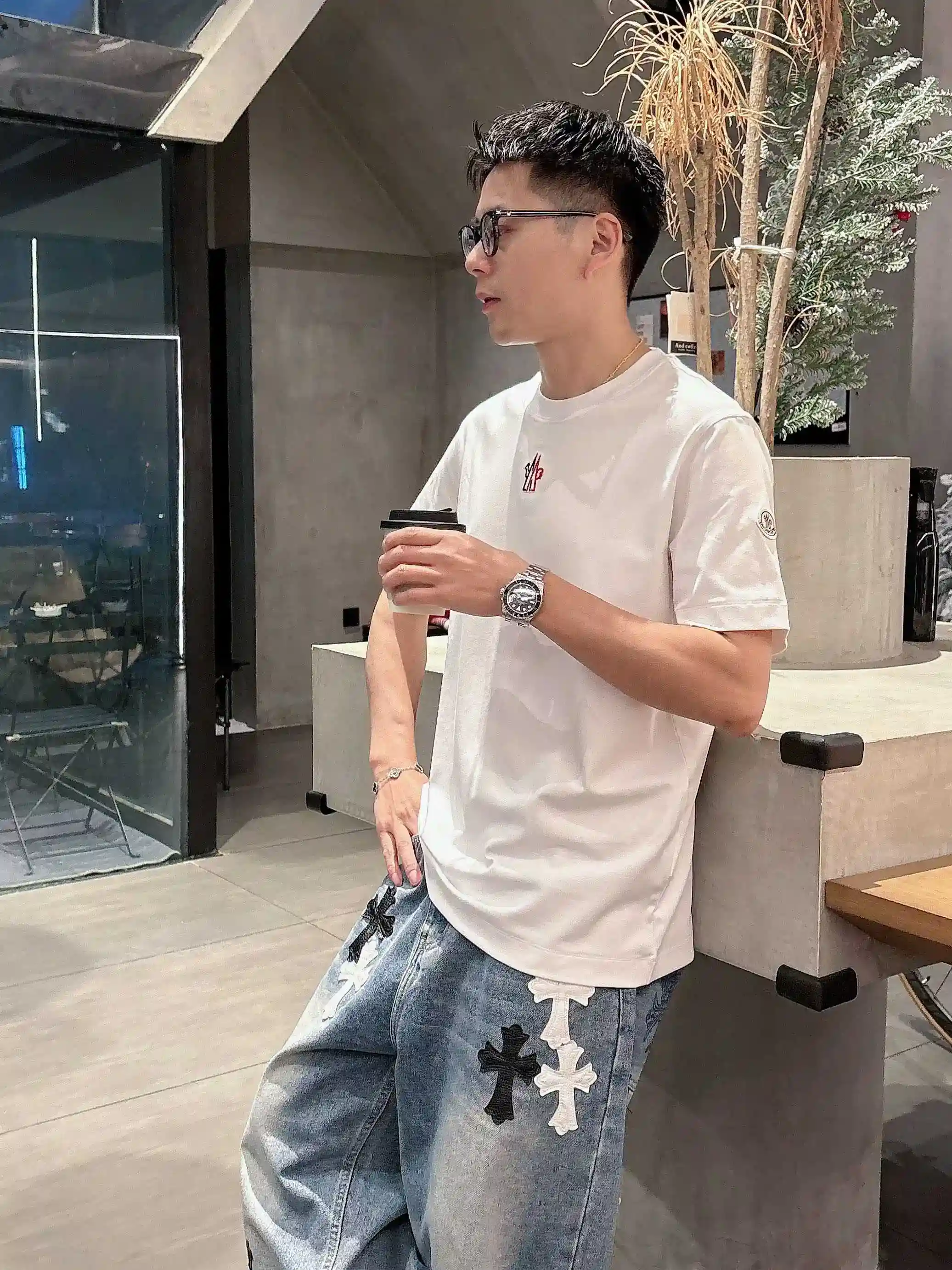 图片[5]-P520 Moncler蒙口 2025春夏首发短袖圆领T恤 高端订制 设计前卫时尚！品牌logo重工艺设计 丝光云朵棉面料.手感柔软.穿着舒适.专柜级别精致车线.做工精细.上身效果无敌帅气！型男必备单品！
颜色：黑色 白色
码数：M-3XL 微阔版型 178 155斤穿L 最大穿210斤-高仿包包
