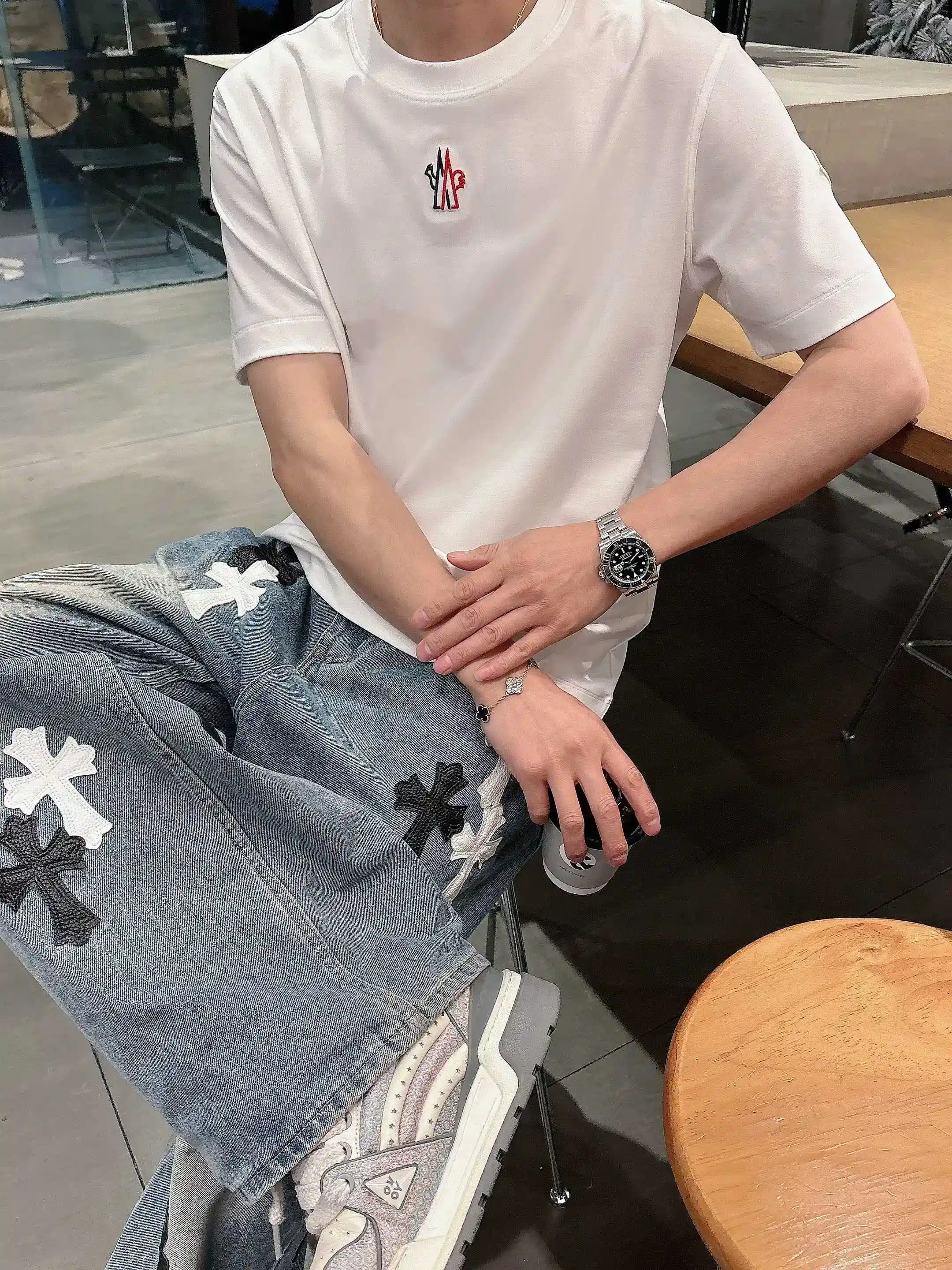 图片[3]-P520 Moncler蒙口 2025春夏首发短袖圆领T恤 高端订制 设计前卫时尚！品牌logo重工艺设计 丝光云朵棉面料.手感柔软.穿着舒适.专柜级别精致车线.做工精细.上身效果无敌帅气！型男必备单品！
颜色：黑色 白色
码数：M-3XL 微阔版型 178 155斤穿L 最大穿210斤-高仿包包