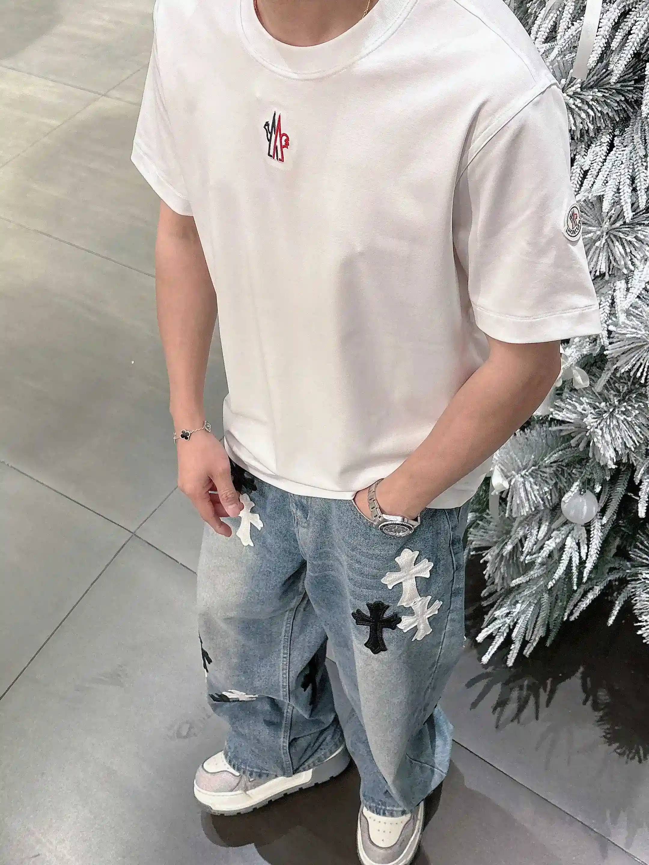 图片[8]-P520 Moncler蒙口 2025春夏首发短袖圆领T恤 高端订制 设计前卫时尚！品牌logo重工艺设计 丝光云朵棉面料.手感柔软.穿着舒适.专柜级别精致车线.做工精细.上身效果无敌帅气！型男必备单品！
颜色：黑色 白色
码数：M-3XL 微阔版型 178 155斤穿L 最大穿210斤-高仿包包