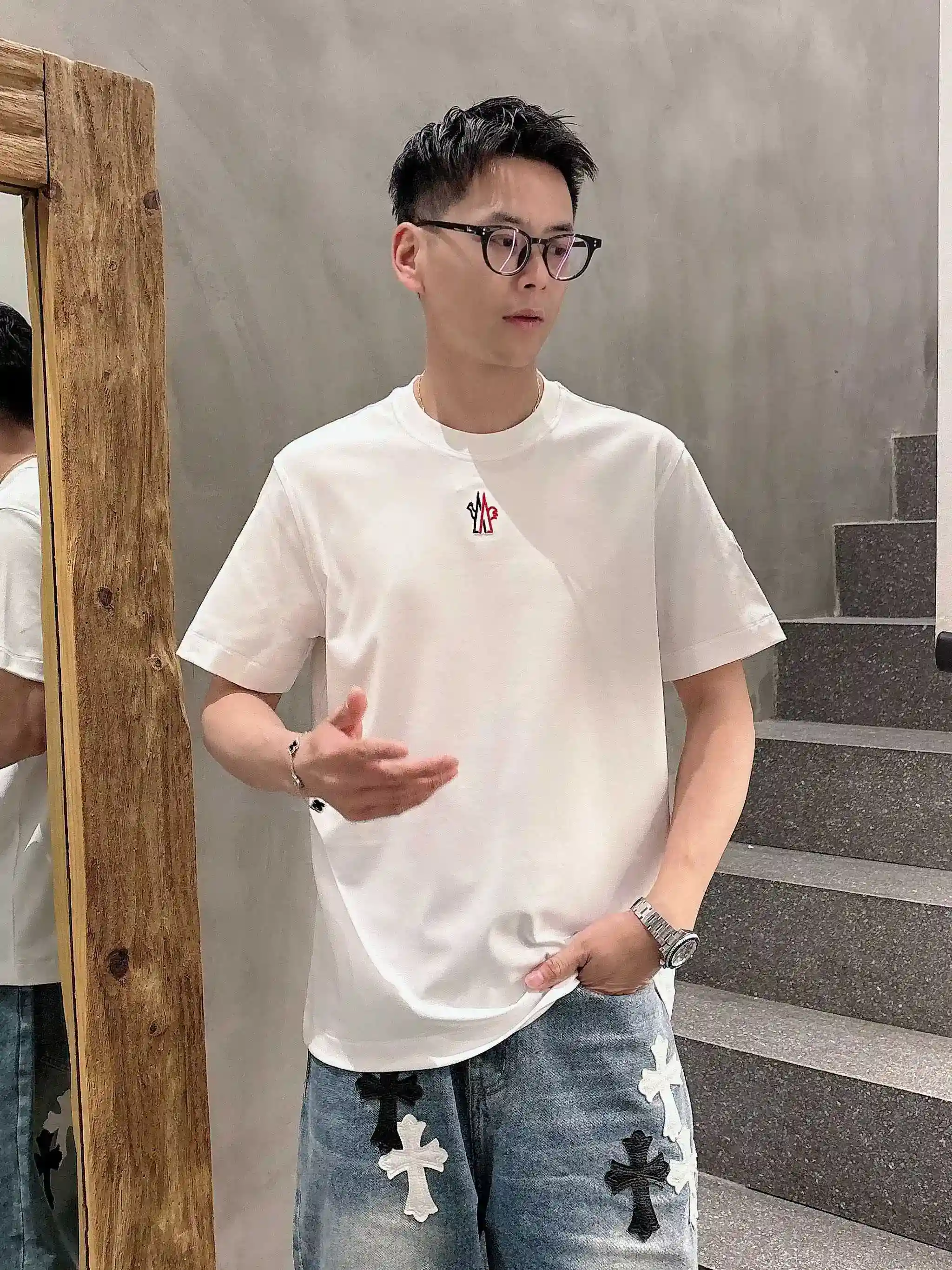 图片[11]-P520 Moncler蒙口 2025春夏首发短袖圆领T恤 高端订制 设计前卫时尚！品牌logo重工艺设计 丝光云朵棉面料.手感柔软.穿着舒适.专柜级别精致车线.做工精细.上身效果无敌帅气！型男必备单品！
颜色：黑色 白色
码数：M-3XL 微阔版型 178 155斤穿L 最大穿210斤-高仿包包