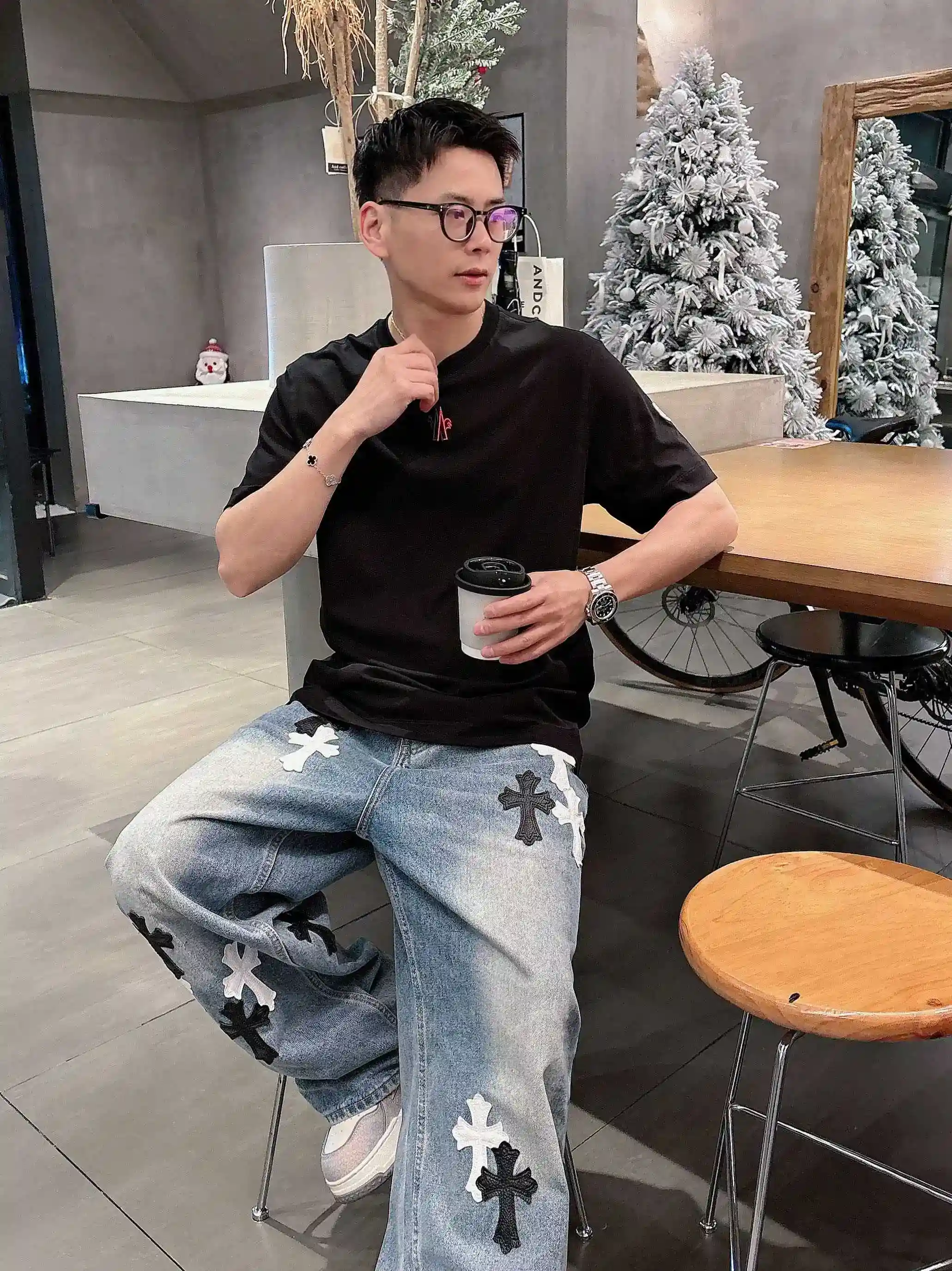 图片[4]-P520 Moncler蒙口 2025春夏首发短袖圆领T恤 高端订制 设计前卫时尚！品牌logo重工艺设计 丝光云朵棉面料.手感柔软.穿着舒适.专柜级别精致车线.做工精细.上身效果无敌帅气！型男必备单品！
颜色：黑色 白色
码数：M-3XL 微阔版型 178 155斤穿L 最大穿210斤-高仿包包