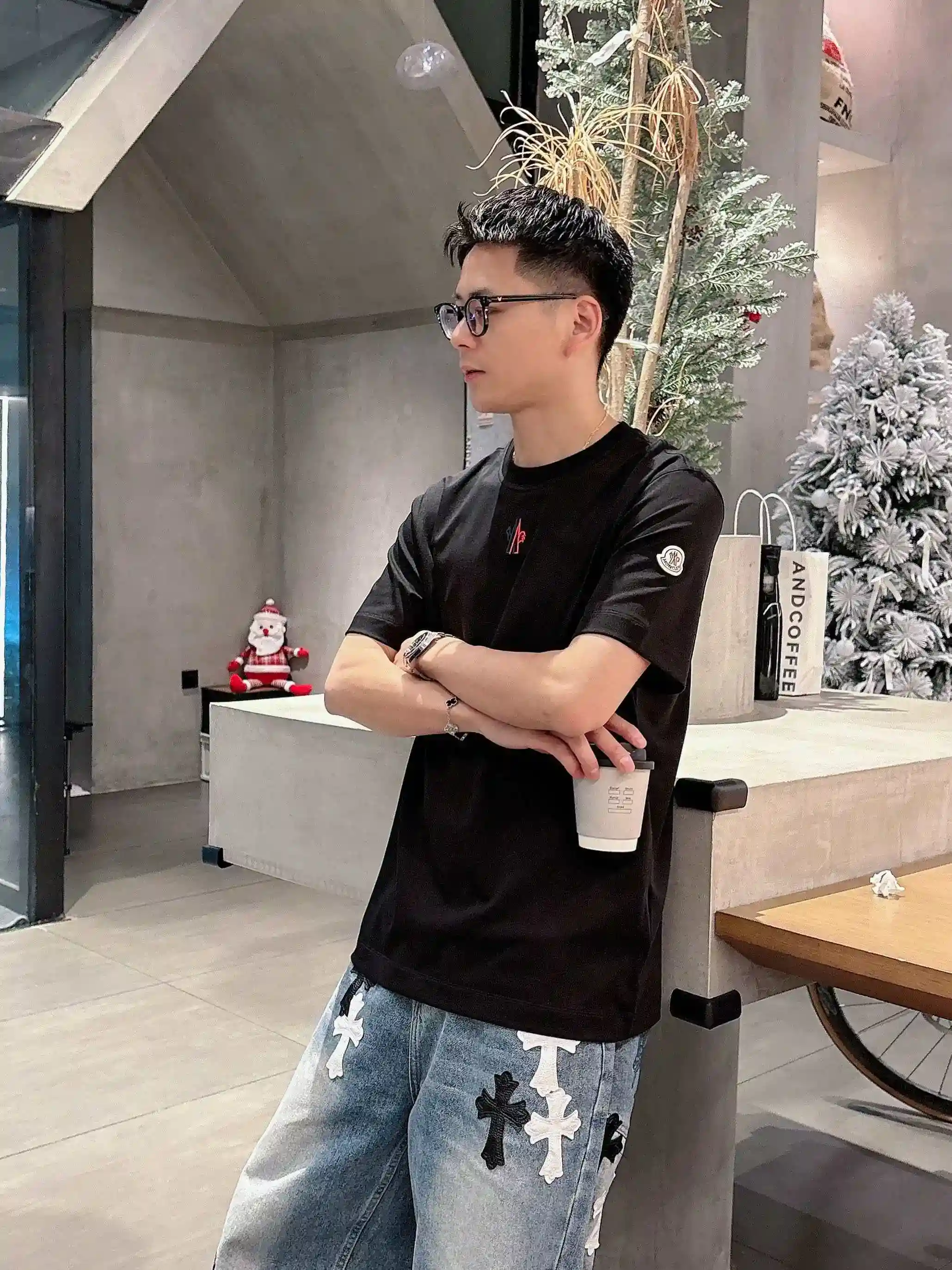 图片[3]-P520 Moncler蒙口 2025春夏首发短袖圆领T恤 高端订制 设计前卫时尚！品牌logo重工艺设计 丝光云朵棉面料.手感柔软.穿着舒适.专柜级别精致车线.做工精细.上身效果无敌帅气！型男必备单品！
颜色：黑色 白色
码数：M-3XL 微阔版型 178 155斤穿L 最大穿210斤-高仿包包