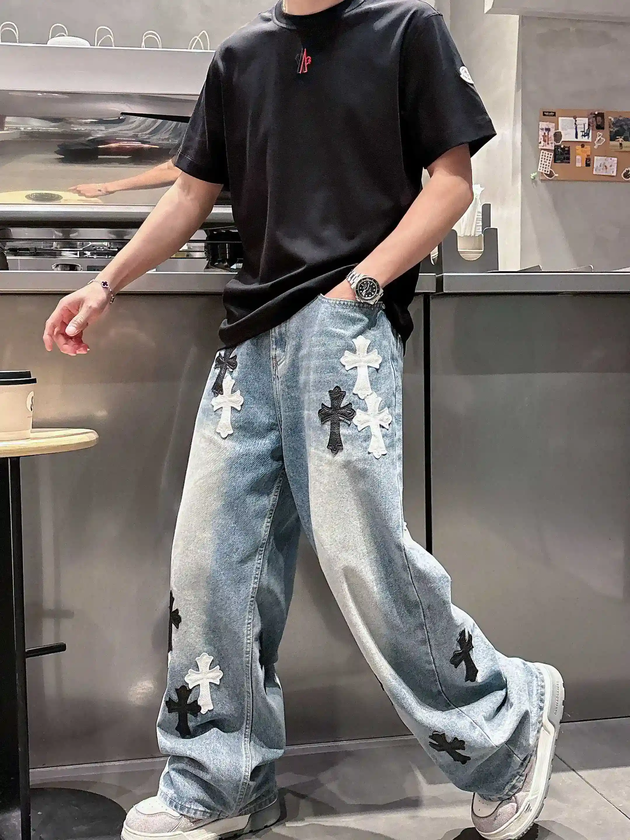 图片[5]-P520 Moncler蒙口 2025春夏首发短袖圆领T恤 高端订制 设计前卫时尚！品牌logo重工艺设计 丝光云朵棉面料.手感柔软.穿着舒适.专柜级别精致车线.做工精细.上身效果无敌帅气！型男必备单品！
颜色：黑色 白色
码数：M-3XL 微阔版型 178 155斤穿L 最大穿210斤-高仿包包