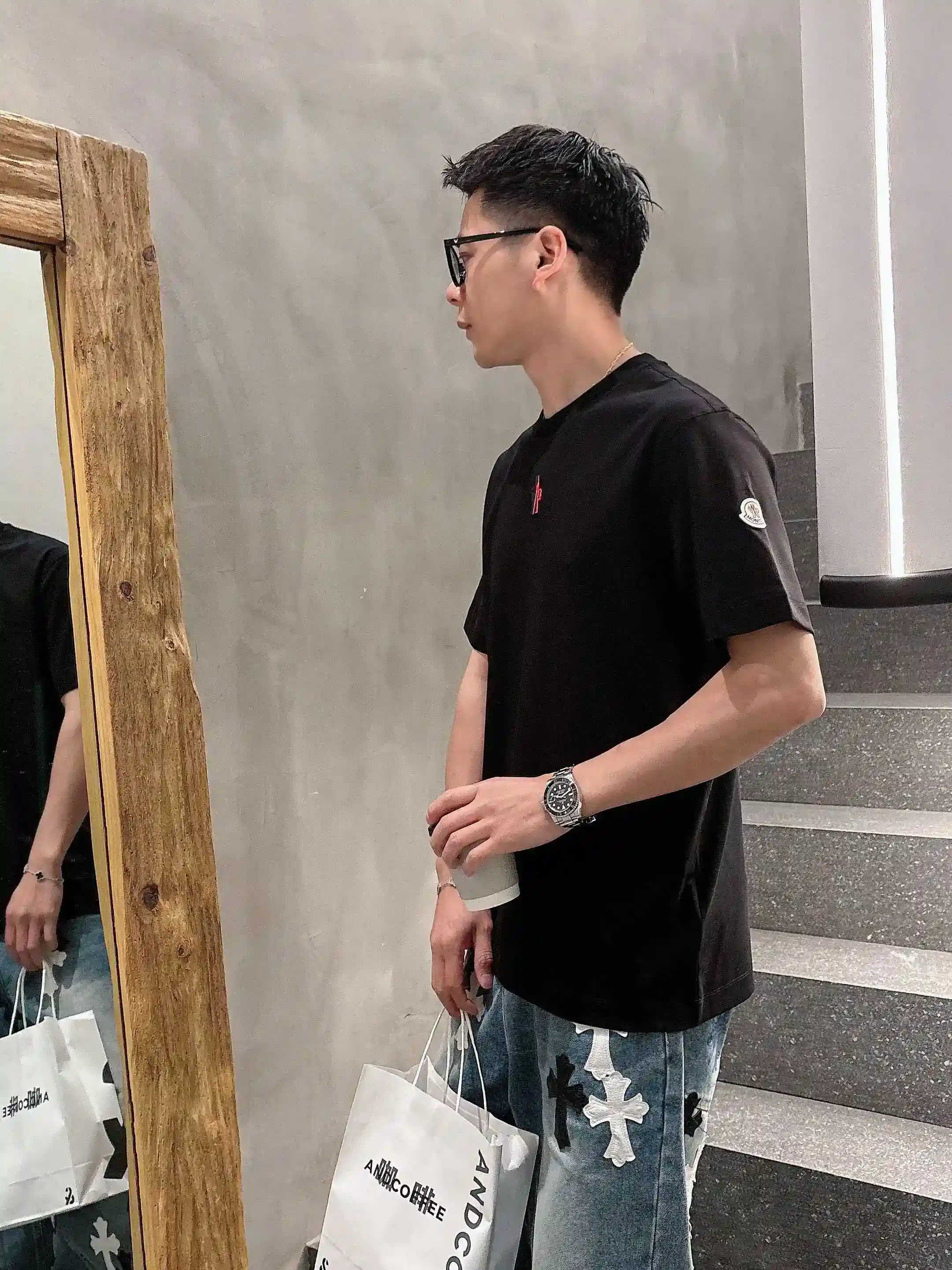 图片[10]-P520 Moncler蒙口 2025春夏首发短袖圆领T恤 高端订制 设计前卫时尚！品牌logo重工艺设计 丝光云朵棉面料.手感柔软.穿着舒适.专柜级别精致车线.做工精细.上身效果无敌帅气！型男必备单品！
颜色：黑色 白色
码数：M-3XL 微阔版型 178 155斤穿L 最大穿210斤-高仿包包