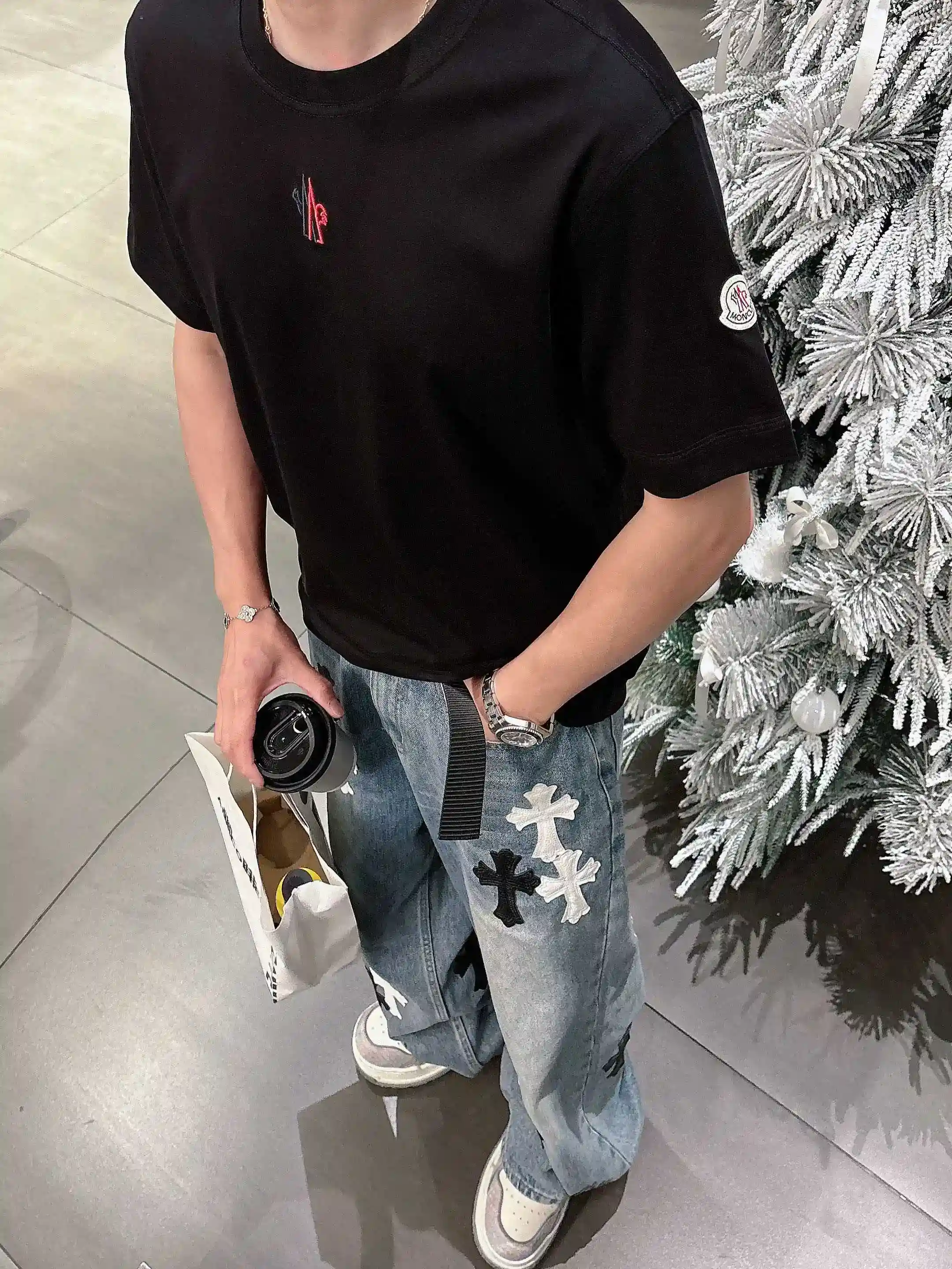 图片[8]-P520 Moncler蒙口 2025春夏首发短袖圆领T恤 高端订制 设计前卫时尚！品牌logo重工艺设计 丝光云朵棉面料.手感柔软.穿着舒适.专柜级别精致车线.做工精细.上身效果无敌帅气！型男必备单品！
颜色：黑色 白色
码数：M-3XL 微阔版型 178 155斤穿L 最大穿210斤-高仿包包