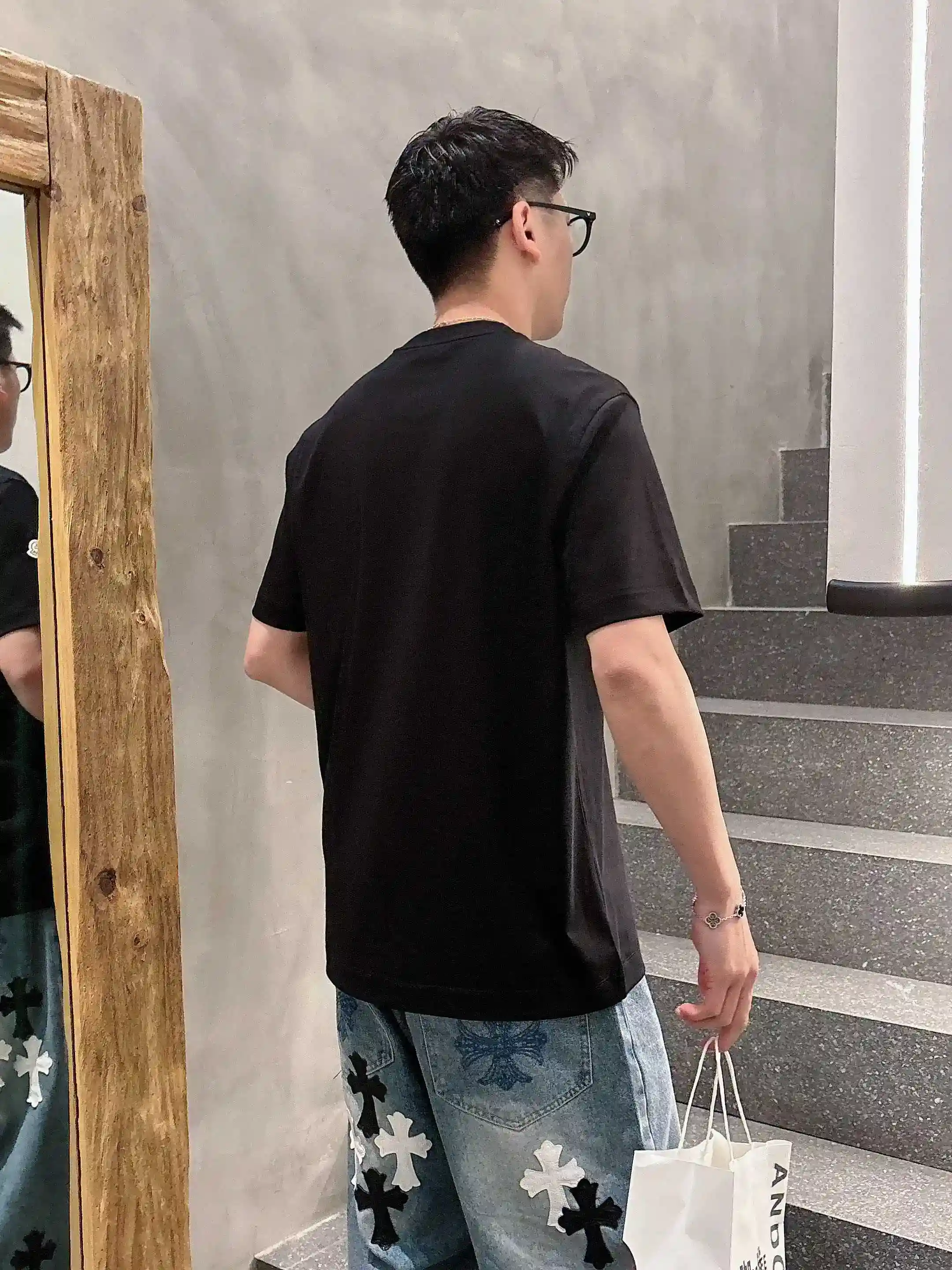 图片[9]-P520 Moncler蒙口 2025春夏首发短袖圆领T恤 高端订制 设计前卫时尚！品牌logo重工艺设计 丝光云朵棉面料.手感柔软.穿着舒适.专柜级别精致车线.做工精细.上身效果无敌帅气！型男必备单品！
颜色：黑色 白色
码数：M-3XL 微阔版型 178 155斤穿L 最大穿210斤-高仿包包