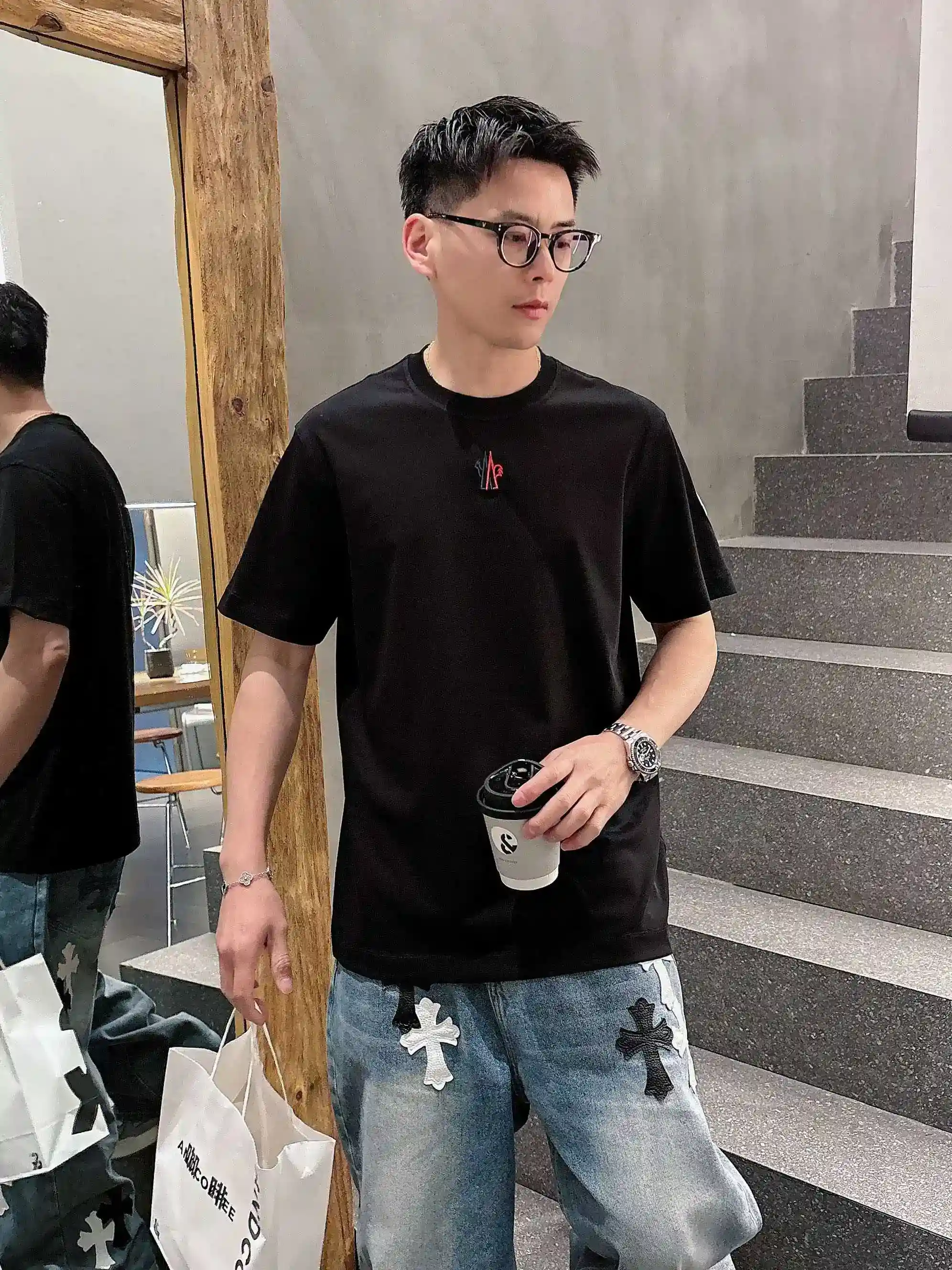 图片[11]-P520 Moncler蒙口 2025春夏首发短袖圆领T恤 高端订制 设计前卫时尚！品牌logo重工艺设计 丝光云朵棉面料.手感柔软.穿着舒适.专柜级别精致车线.做工精细.上身效果无敌帅气！型男必备单品！
颜色：黑色 白色
码数：M-3XL 微阔版型 178 155斤穿L 最大穿210斤-高仿包包