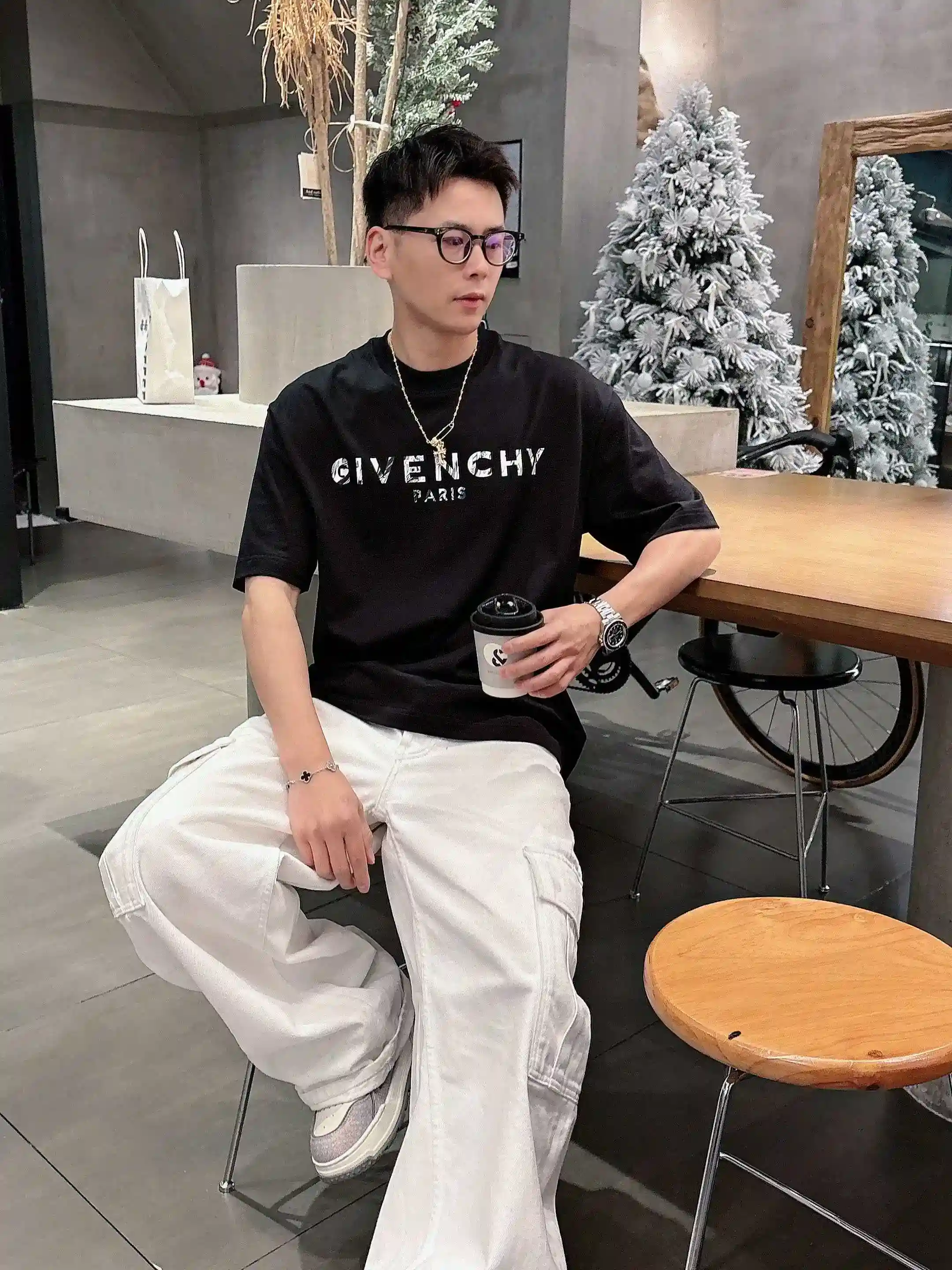 图片[3]-P520 Giv纪梵希 2025春夏首发短袖圆领T恤 高端订制 设计前卫时尚！品牌logo重工艺设计 丝光云朵棉面料.手感柔软.穿着舒适.专柜级别精致车线.做工精细.上身效果无敌帅气！型男必备单品！
颜色：黑色 白色
码数：M-3XL 微阔版型 178 155斤穿L 最大穿210斤-高仿包包
