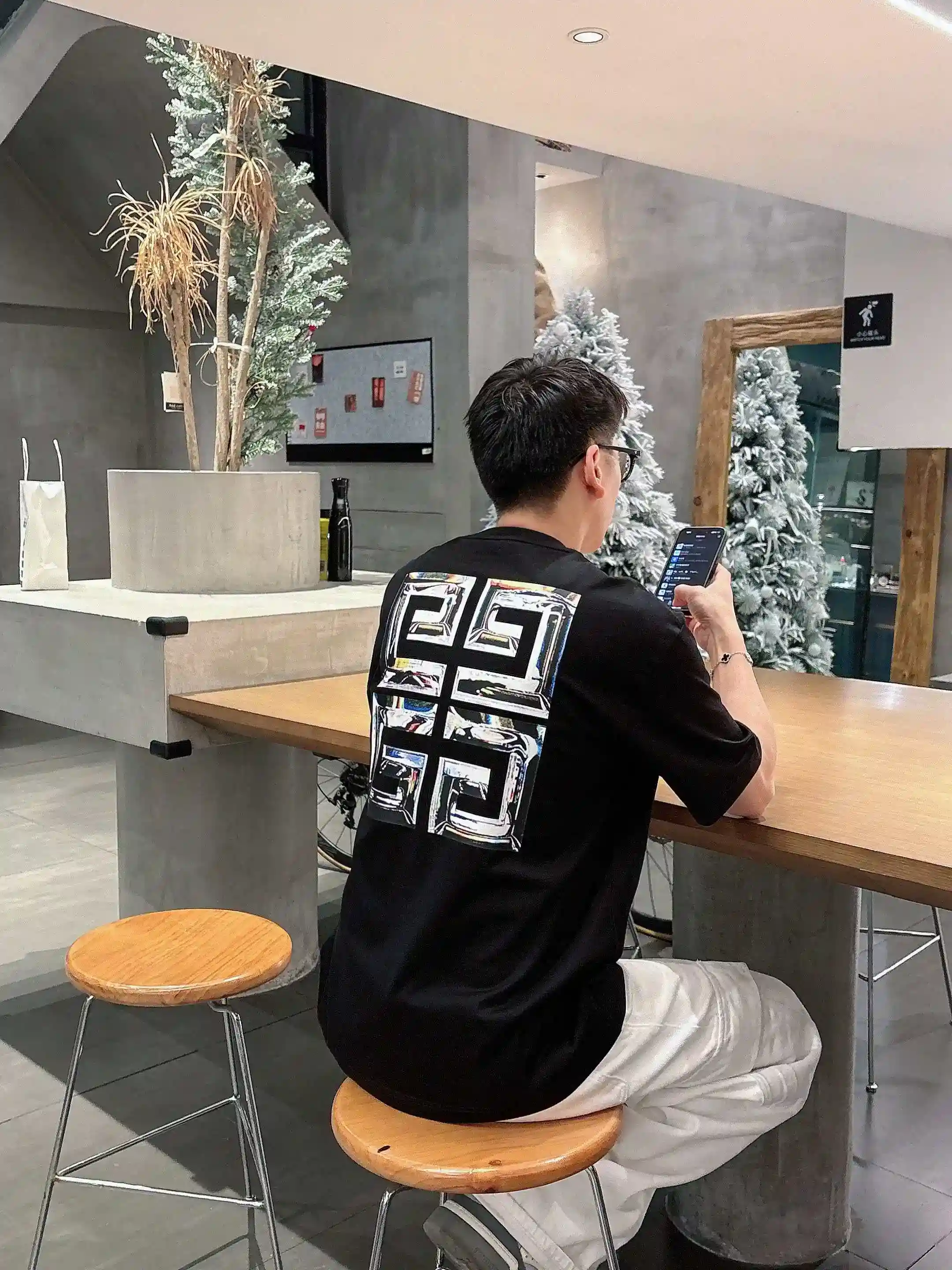 图片[4]-P520 Giv纪梵希 2025春夏首发短袖圆领T恤 高端订制 设计前卫时尚！品牌logo重工艺设计 丝光云朵棉面料.手感柔软.穿着舒适.专柜级别精致车线.做工精细.上身效果无敌帅气！型男必备单品！
颜色：黑色 白色
码数：M-3XL 微阔版型 178 155斤穿L 最大穿210斤-高仿包包