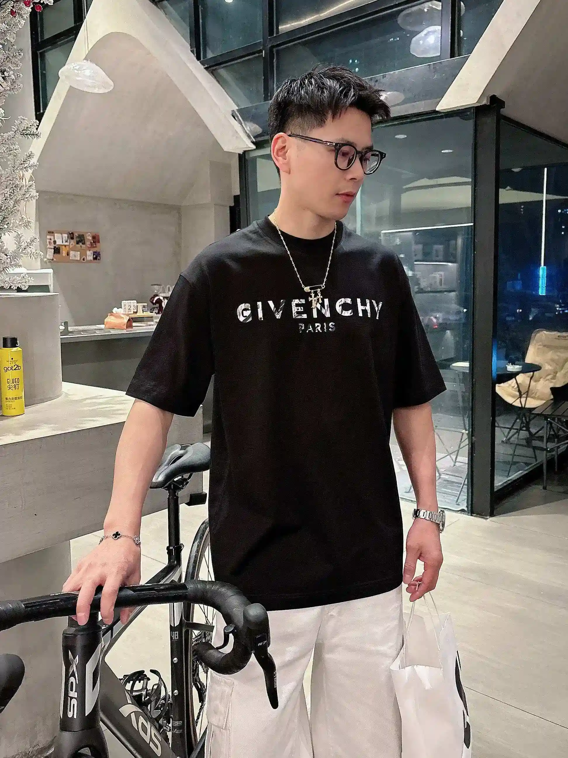 图片[10]-P520 Giv纪梵希 2025春夏首发短袖圆领T恤 高端订制 设计前卫时尚！品牌logo重工艺设计 丝光云朵棉面料.手感柔软.穿着舒适.专柜级别精致车线.做工精细.上身效果无敌帅气！型男必备单品！
颜色：黑色 白色
码数：M-3XL 微阔版型 178 155斤穿L 最大穿210斤-高仿包包
