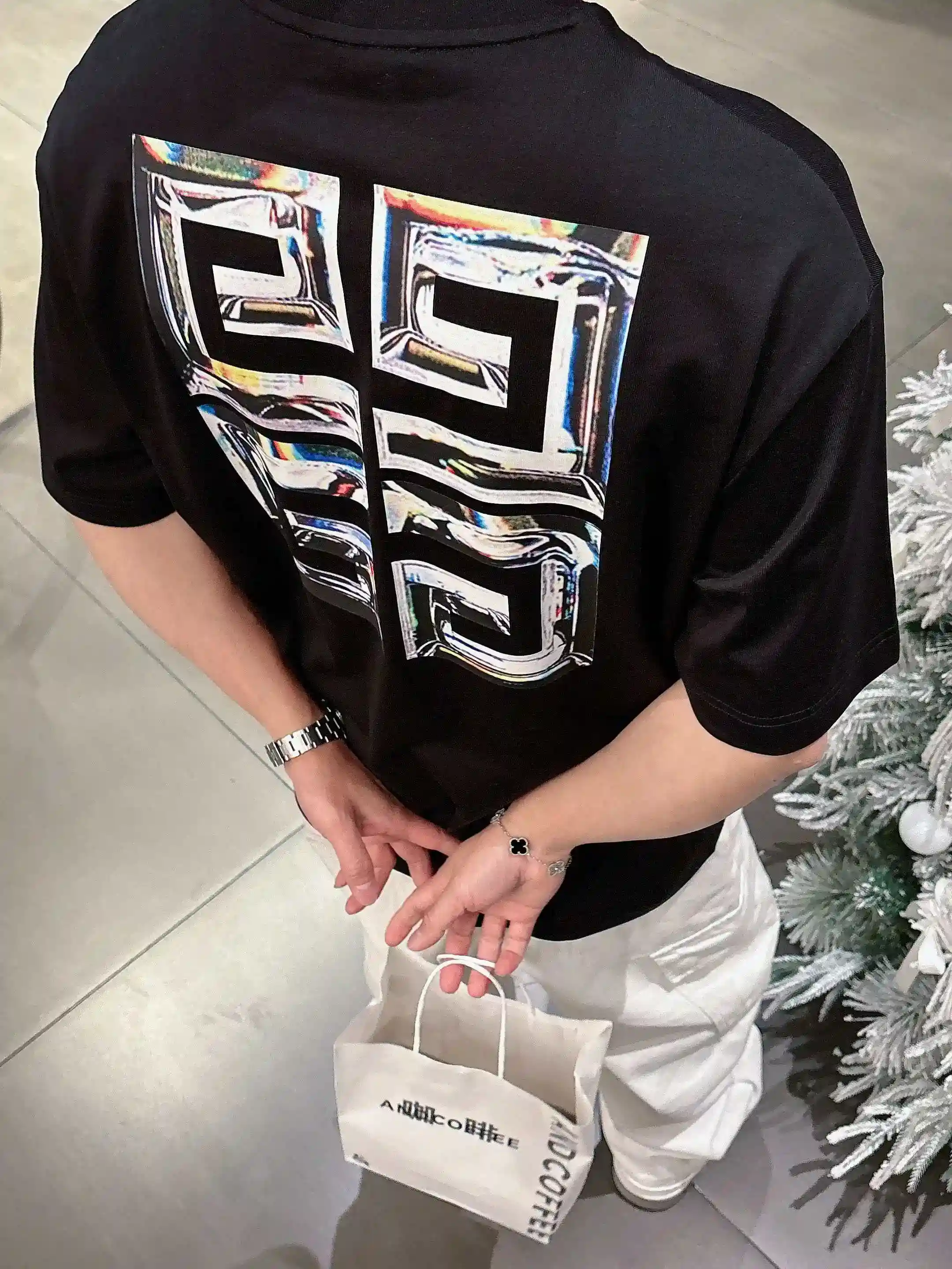 图片[8]-P520 Giv纪梵希 2025春夏首发短袖圆领T恤 高端订制 设计前卫时尚！品牌logo重工艺设计 丝光云朵棉面料.手感柔软.穿着舒适.专柜级别精致车线.做工精细.上身效果无敌帅气！型男必备单品！
颜色：黑色 白色
码数：M-3XL 微阔版型 178 155斤穿L 最大穿210斤-高仿包包