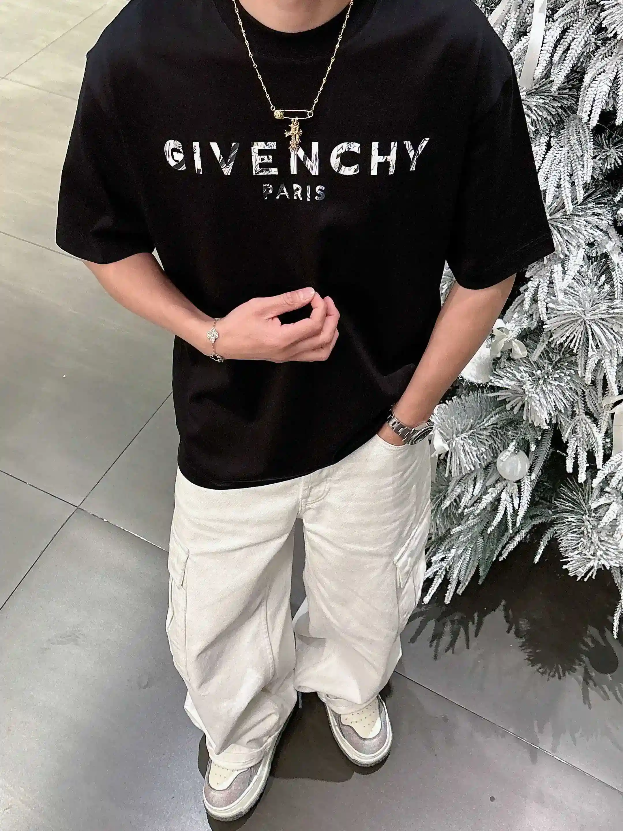 图片[11]-P520 Giv纪梵希 2025春夏首发短袖圆领T恤 高端订制 设计前卫时尚！品牌logo重工艺设计 丝光云朵棉面料.手感柔软.穿着舒适.专柜级别精致车线.做工精细.上身效果无敌帅气！型男必备单品！
颜色：黑色 白色
码数：M-3XL 微阔版型 178 155斤穿L 最大穿210斤-高仿包包
