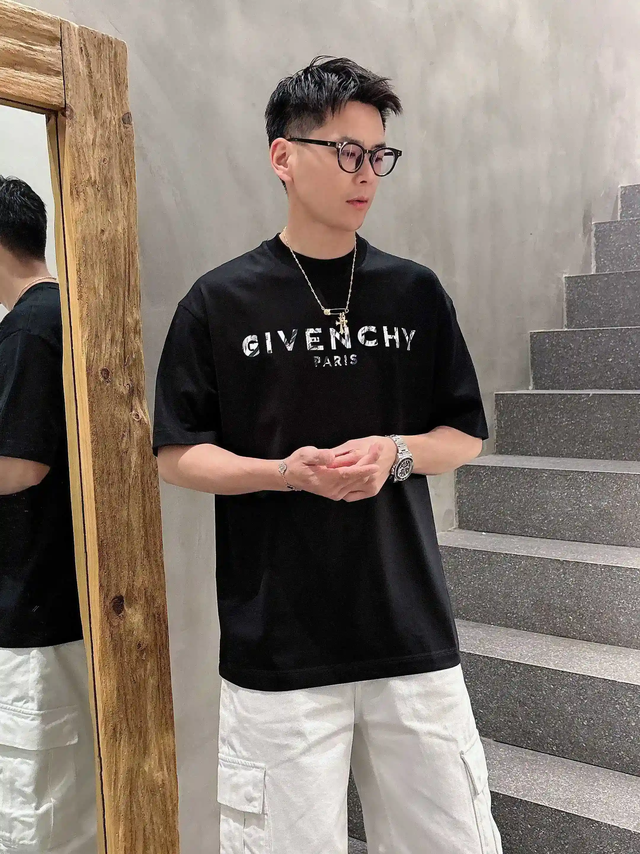 图片[14]-P520 Giv纪梵希 2025春夏首发短袖圆领T恤 高端订制 设计前卫时尚！品牌logo重工艺设计 丝光云朵棉面料.手感柔软.穿着舒适.专柜级别精致车线.做工精细.上身效果无敌帅气！型男必备单品！
颜色：黑色 白色
码数：M-3XL 微阔版型 178 155斤穿L 最大穿210斤-高仿包包
