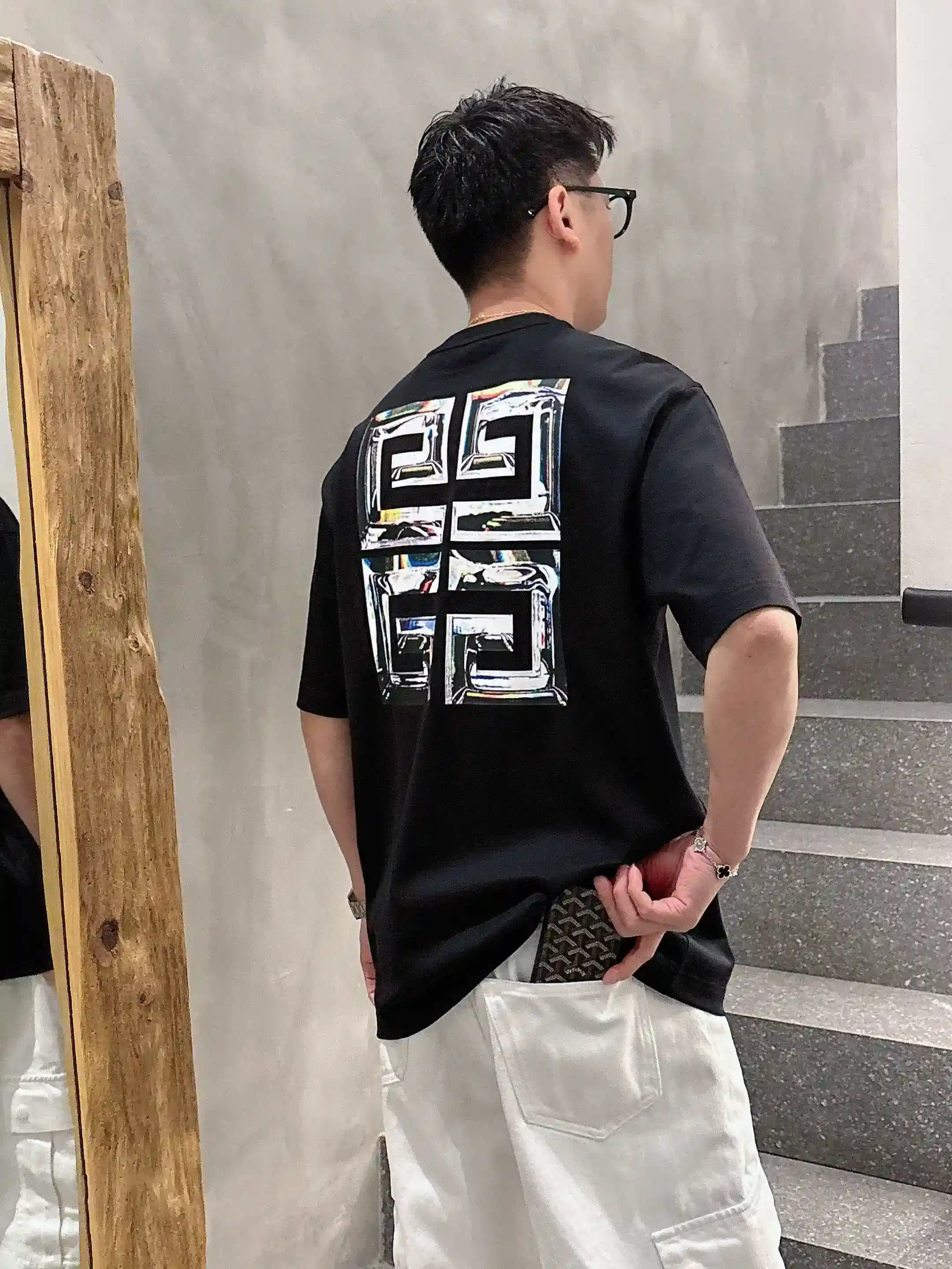 图片[13]-P520 Giv纪梵希 2025春夏首发短袖圆领T恤 高端订制 设计前卫时尚！品牌logo重工艺设计 丝光云朵棉面料.手感柔软.穿着舒适.专柜级别精致车线.做工精细.上身效果无敌帅气！型男必备单品！
颜色：黑色 白色
码数：M-3XL 微阔版型 178 155斤穿L 最大穿210斤-高仿包包