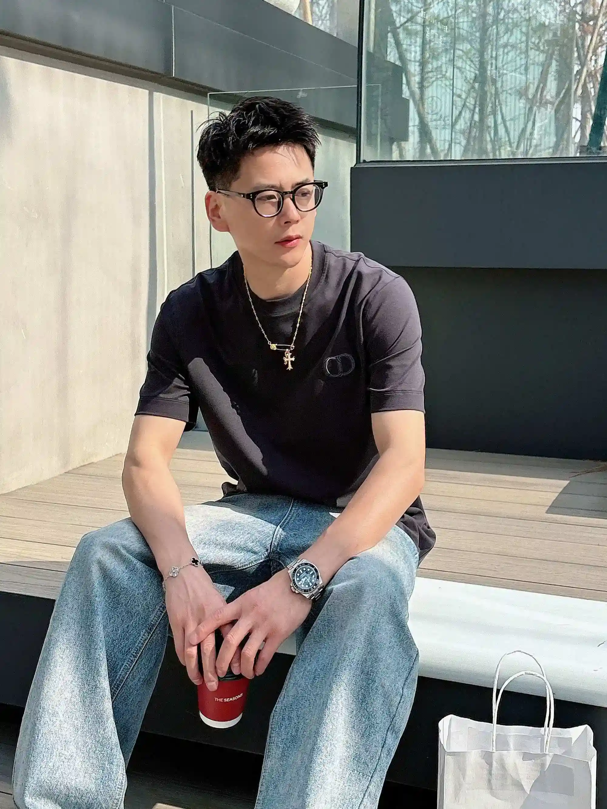 图片[2]-P520 Dior迪奥 2025春夏首发短袖圆领T恤 高端订制 设计前卫时尚！品牌logo重工艺设计 丝光云朵棉面料.手感柔软.穿着舒适.专柜级别精致车线.做工精细.上身效果无敌帅气！型男必备单品！
颜色：黑色 白色
码数：M-3XL 微阔版型 178 155斤穿L 最大穿210斤-高仿包包