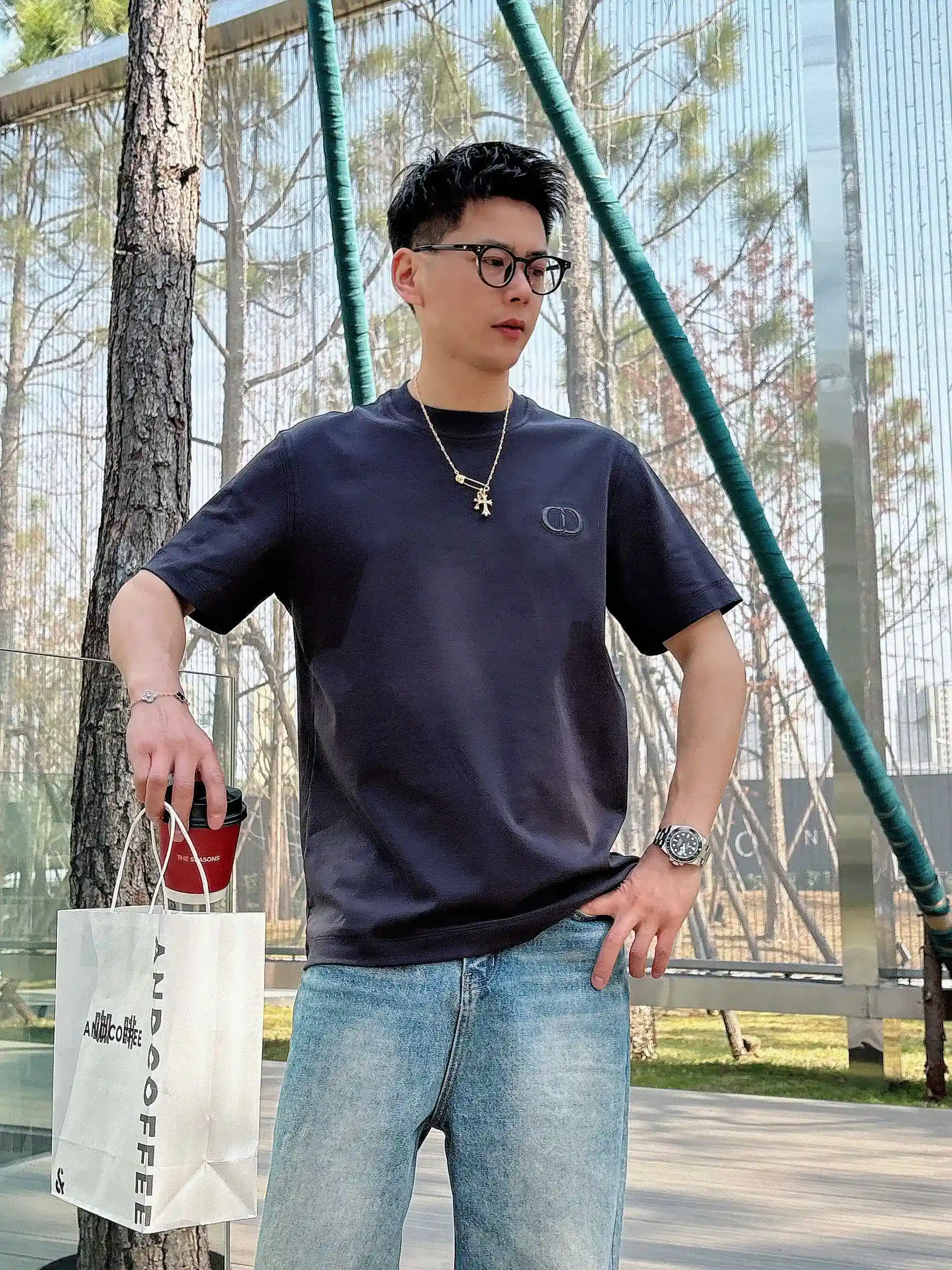 图片[3]-P520 Dior迪奥 2025春夏首发短袖圆领T恤 高端订制 设计前卫时尚！品牌logo重工艺设计 丝光云朵棉面料.手感柔软.穿着舒适.专柜级别精致车线.做工精细.上身效果无敌帅气！型男必备单品！
颜色：黑色 白色
码数：M-3XL 微阔版型 178 155斤穿L 最大穿210斤-高仿包包