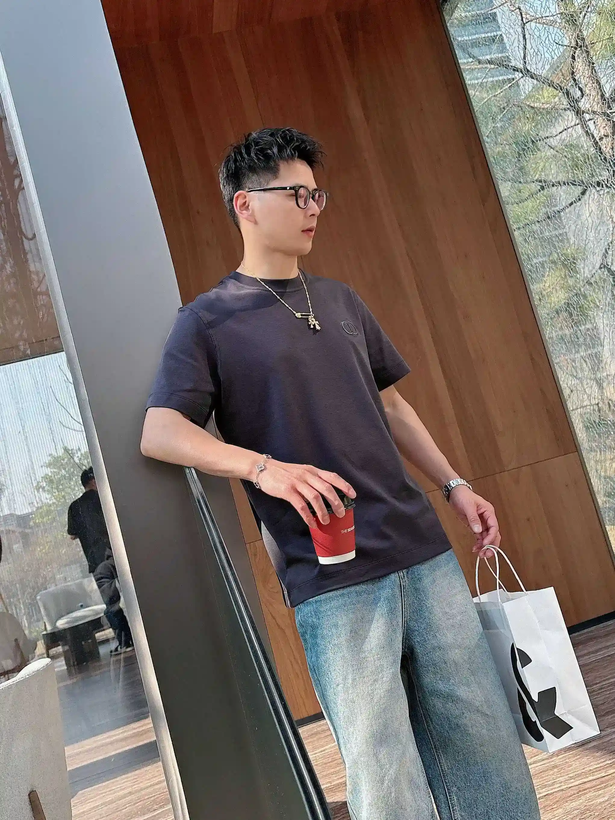 图片[9]-P520 Dior迪奥 2025春夏首发短袖圆领T恤 高端订制 设计前卫时尚！品牌logo重工艺设计 丝光云朵棉面料.手感柔软.穿着舒适.专柜级别精致车线.做工精细.上身效果无敌帅气！型男必备单品！
颜色：黑色 白色
码数：M-3XL 微阔版型 178 155斤穿L 最大穿210斤-高仿包包