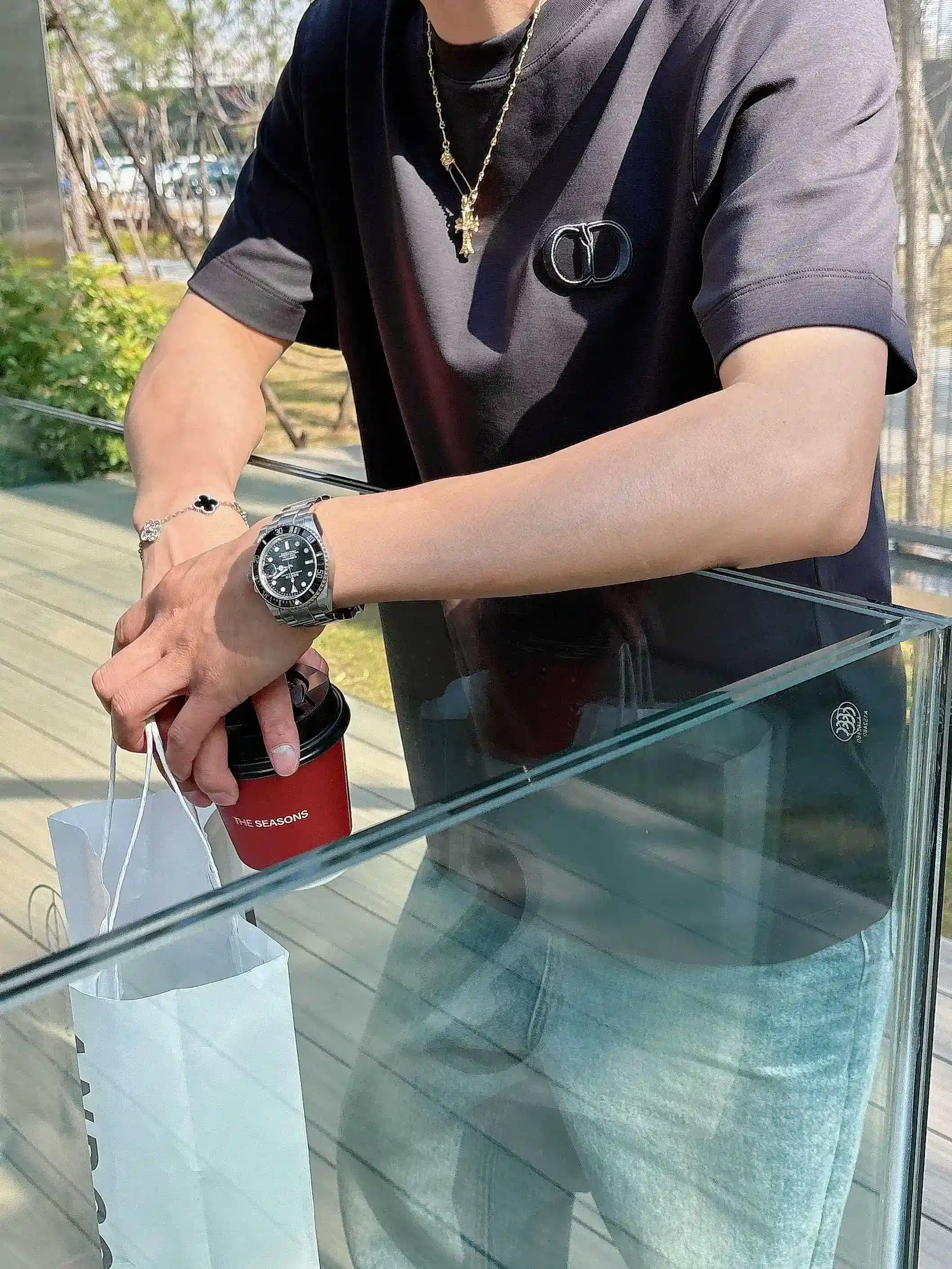 图片[6]-P520 Dior迪奥 2025春夏首发短袖圆领T恤 高端订制 设计前卫时尚！品牌logo重工艺设计 丝光云朵棉面料.手感柔软.穿着舒适.专柜级别精致车线.做工精细.上身效果无敌帅气！型男必备单品！
颜色：黑色 白色
码数：M-3XL 微阔版型 178 155斤穿L 最大穿210斤-高仿包包