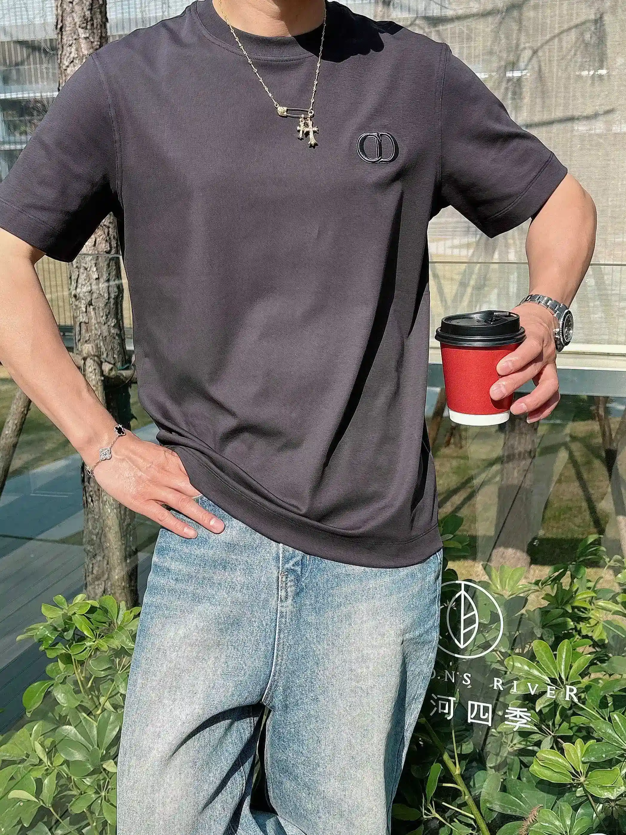 图片[7]-P520 Dior迪奥 2025春夏首发短袖圆领T恤 高端订制 设计前卫时尚！品牌logo重工艺设计 丝光云朵棉面料.手感柔软.穿着舒适.专柜级别精致车线.做工精细.上身效果无敌帅气！型男必备单品！
颜色：黑色 白色
码数：M-3XL 微阔版型 178 155斤穿L 最大穿210斤-高仿包包