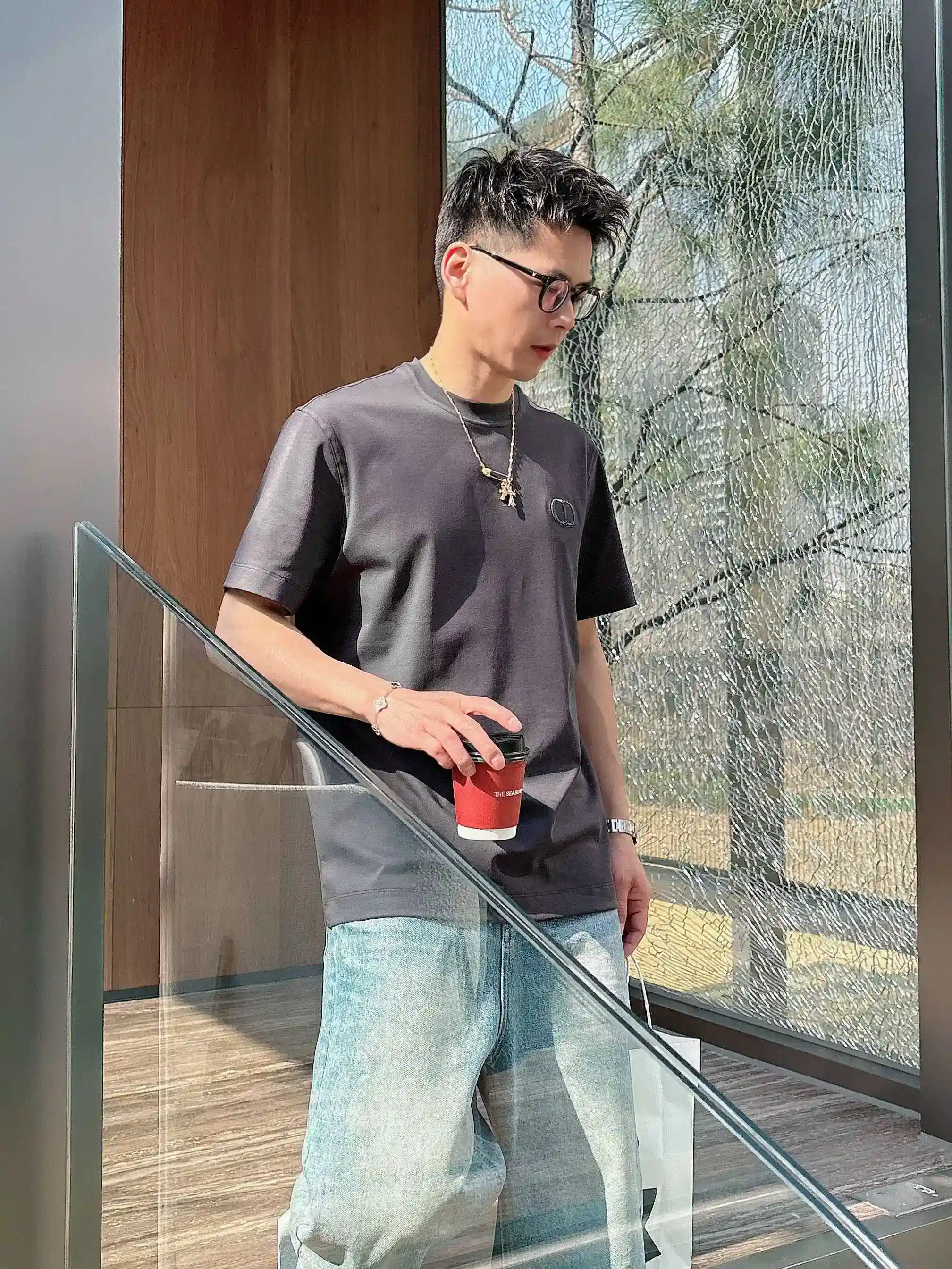 图片[8]-P520 Dior迪奥 2025春夏首发短袖圆领T恤 高端订制 设计前卫时尚！品牌logo重工艺设计 丝光云朵棉面料.手感柔软.穿着舒适.专柜级别精致车线.做工精细.上身效果无敌帅气！型男必备单品！
颜色：黑色 白色
码数：M-3XL 微阔版型 178 155斤穿L 最大穿210斤-高仿包包
